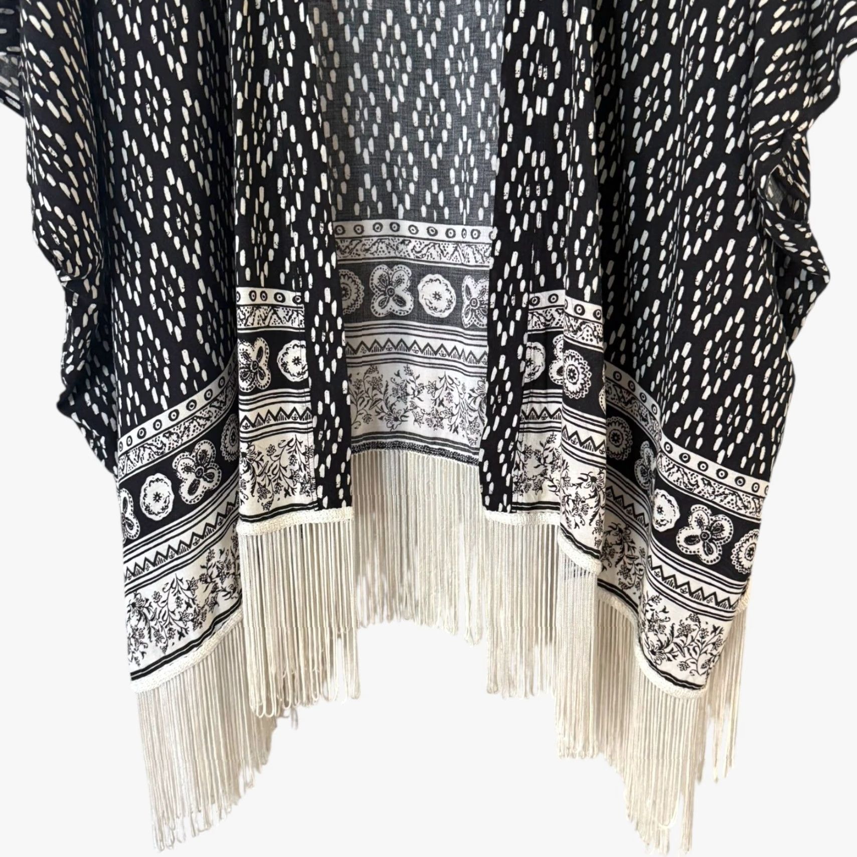 Abercrombie & Fitch VINTAGE Abercrombie & Fitch Women’s Kimono Shawl Boho Tassel Fringe Black White One Size Summer Casual Size ONE SIZE - 6 Thumbnail