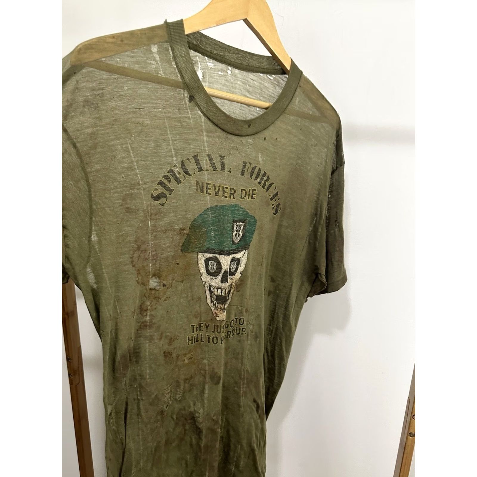 Vintage VTG 80s Special Forces Never Dies Goes To Hell Paper Thin Thrashed T-Shirt L Green Military Distressed Mens Shirt Size US L / EU 52-54 / 3 - 4 Thumbnail