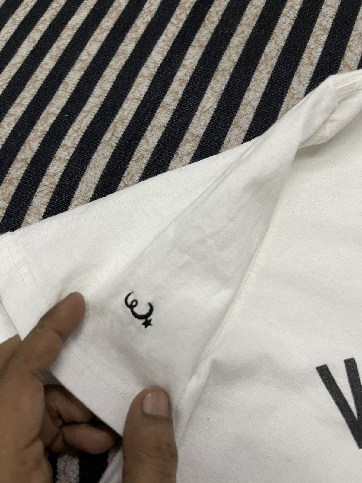 Wtaps 2000s WTAPS V-UPARMORED 76 WHITE TEES Size US S / EU 44-46 / 1 - 9 Thumbnail