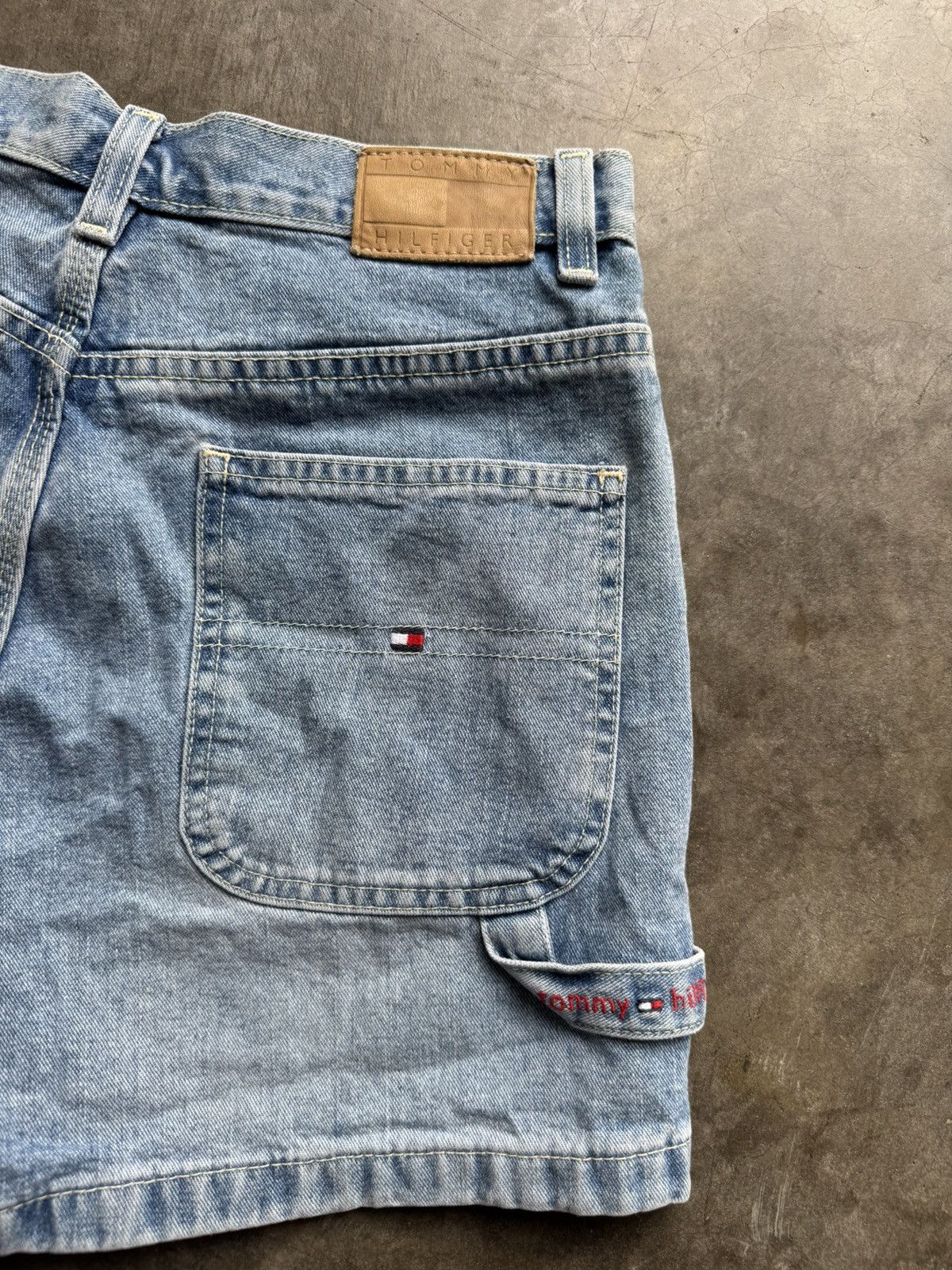 Tommy Hilfiger Vintage 2000s Tommy Hilfiger High Waisted Light Wash Shorts Size 28" / US 6 / IT 42 - 2 Thumbnail
