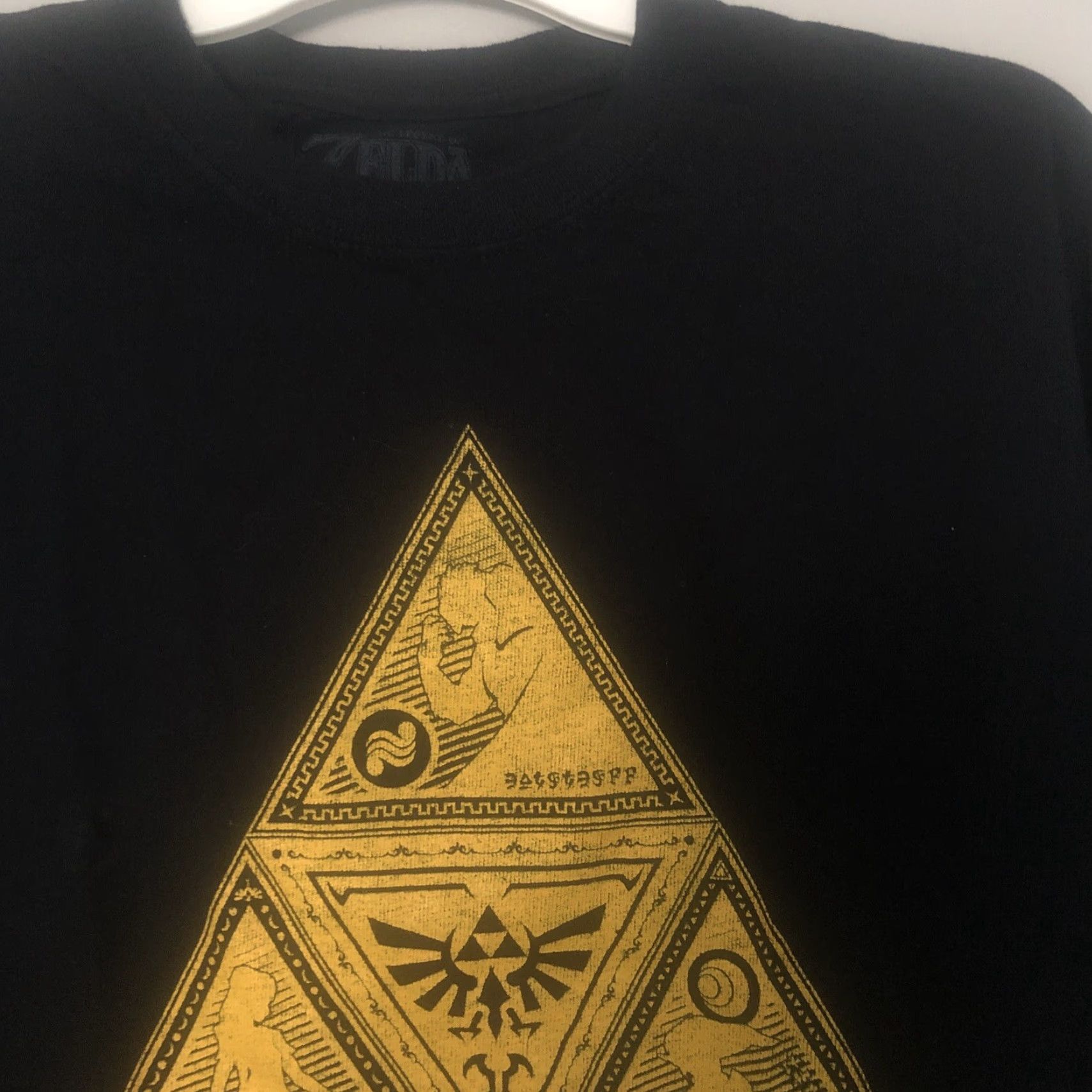 Vintage VINTAGE The Legend Of Zelda Triforce Symbol Logo Men's XL Short Sleeve T-shirt Black Crew Neck Graphic Tee Size US XL / EU 56 / 4 - 3 Thumbnail