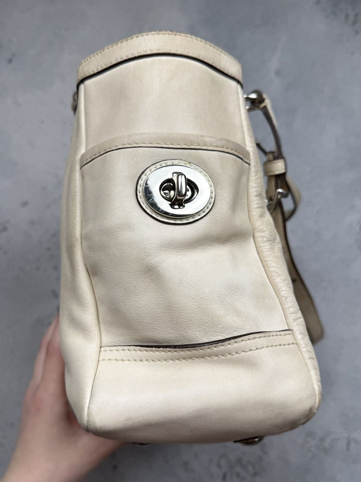 Coach Vintage Coach Beige Leather Tote Bag With Charm Turnlock Size ONE SIZE - 4 Thumbnail