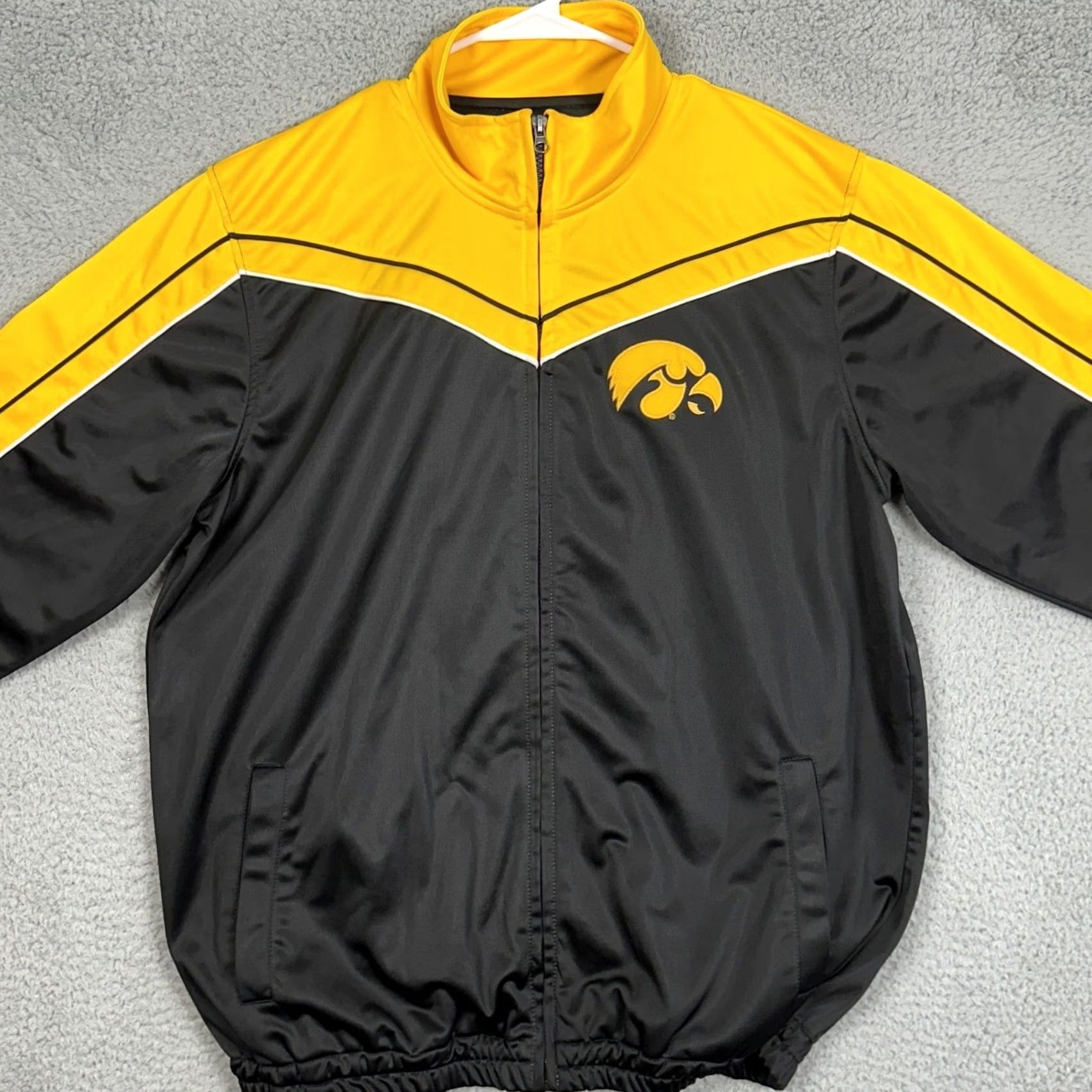Vintage GIII Iowa Hawkeyes Track Jacket Men L Black Yellow Full Zip Fleece Lined Cropped Polyester Breathable University Size US L / EU 52-54 / 3 - 3 Thumbnail