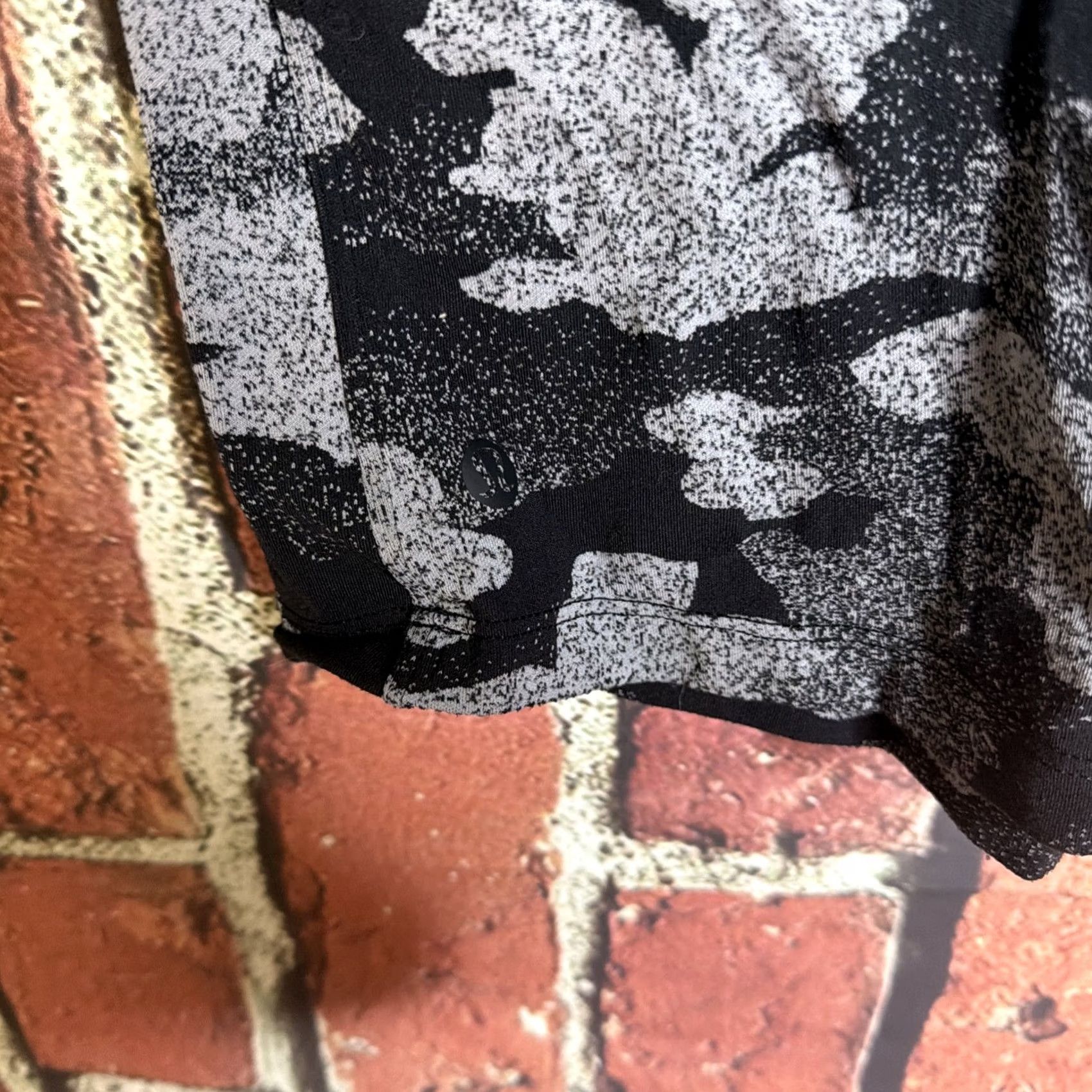 Lululemon Lululemon Shirt XL Black Gray Static Camo Running Athletic Short Sleeve Mens Size US XL / EU 56 / 4 - 3 Thumbnail