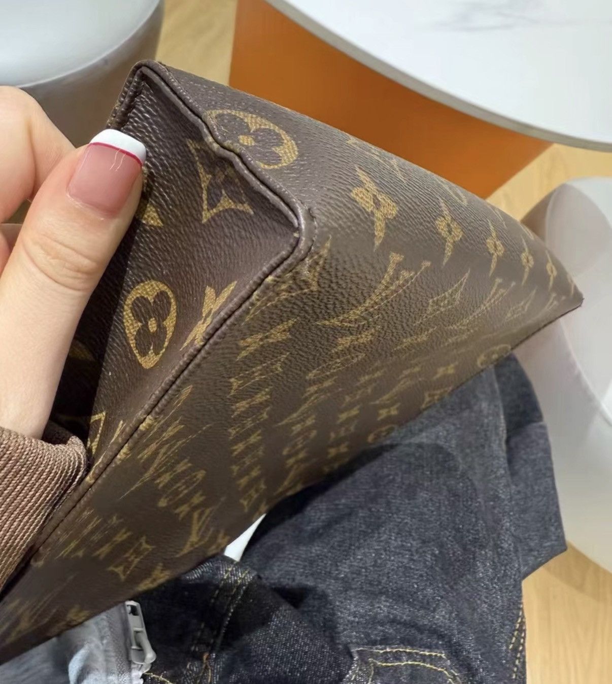 Louis Vuitton Louis Vuitton 26 Monogram Toiletry Pouch/Clutch. Size ONE SIZE - 3 Thumbnail