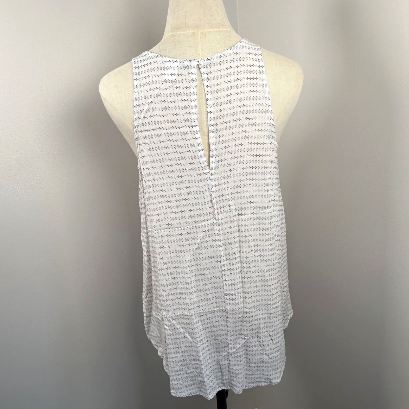 Old Navy Old Navy Tank Top White Navy Print High Neck Keyhole Boho Coastal Summer EUC Womens M Sleeveless Rayon Light-weight Casual Geometric Size M / US 6-8 / IT 42-44 - 3 Thumbnail