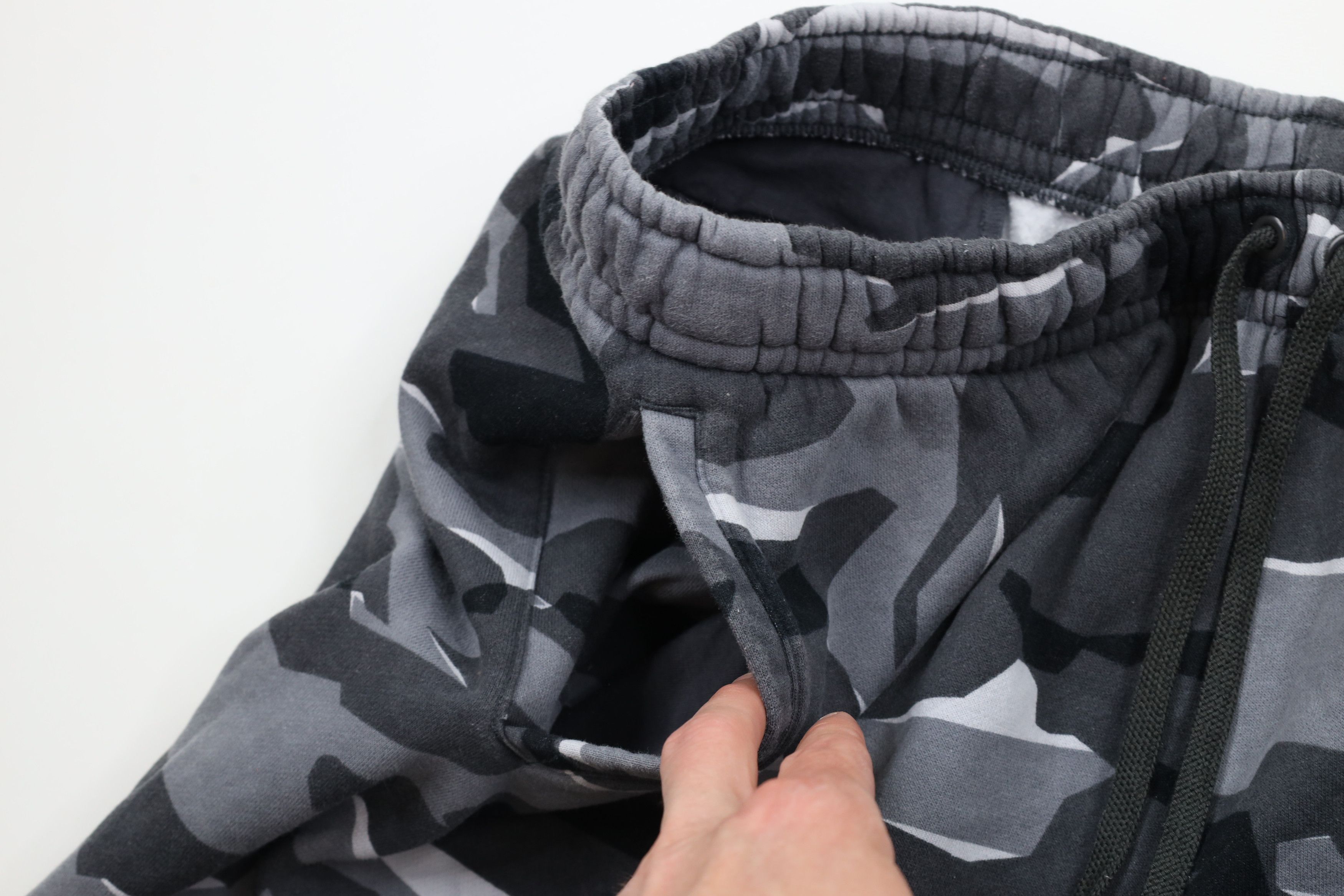 Nike × Vintage Vintage Nike Spell Out Camouflage Sweatpants Shorts Size US 38 / EU 54 - 7 Thumbnail