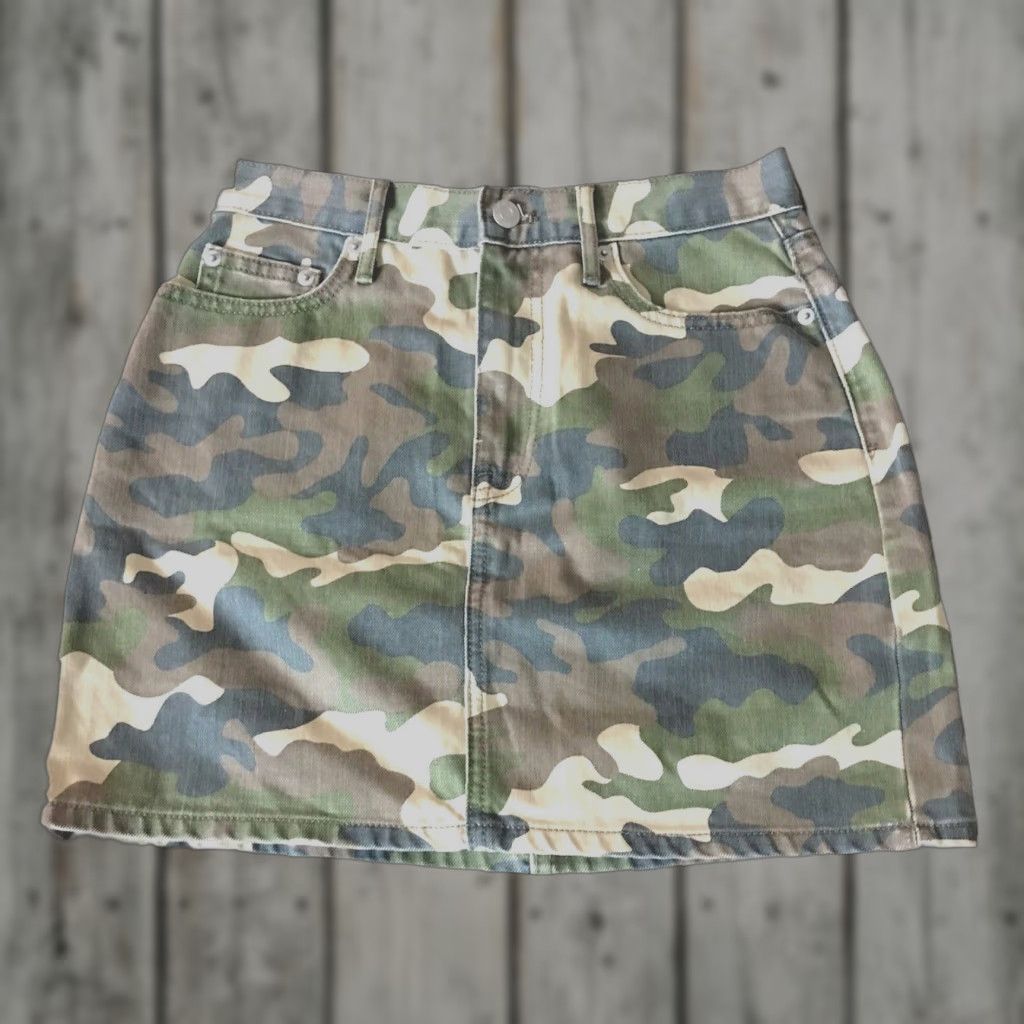 Gap Gap 1969 Denim Skirt Womens 25 High Waisted Camouflage Print Mini 5-Pocket 100% Cotton Size 42" / US 20 - 1 Thumbnail