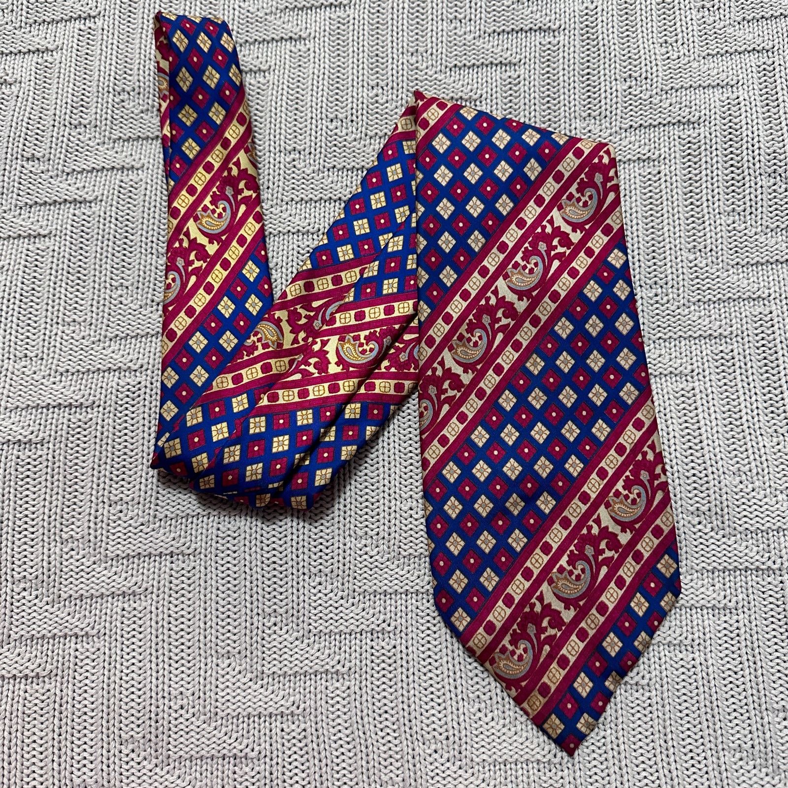 Vintage Vintage red and navy paisley patterned men's tie Size ONE SIZE - 1 Thumbnail