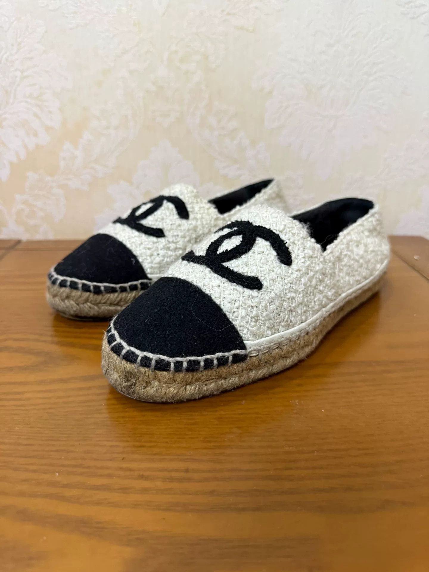 Chanel Chanel White Lowtop Sneakers us_7 Women Size US 7 / IT 37 - 1 Thumbnail