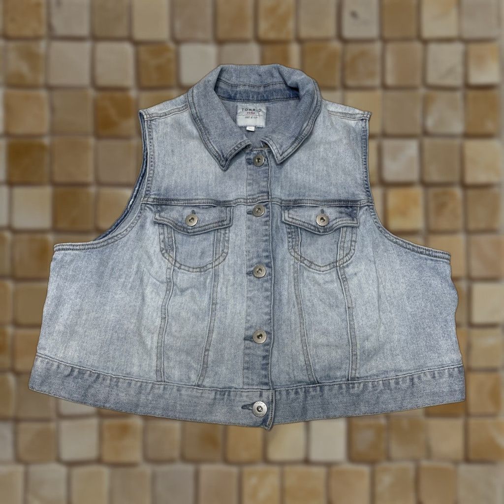 Torrid VINTAGE Torrid Plus Size 2 Distressed Stretch Denim Vest Blue Womens Size XS / US 0-2 / IT 36-38 - 1 Thumbnail