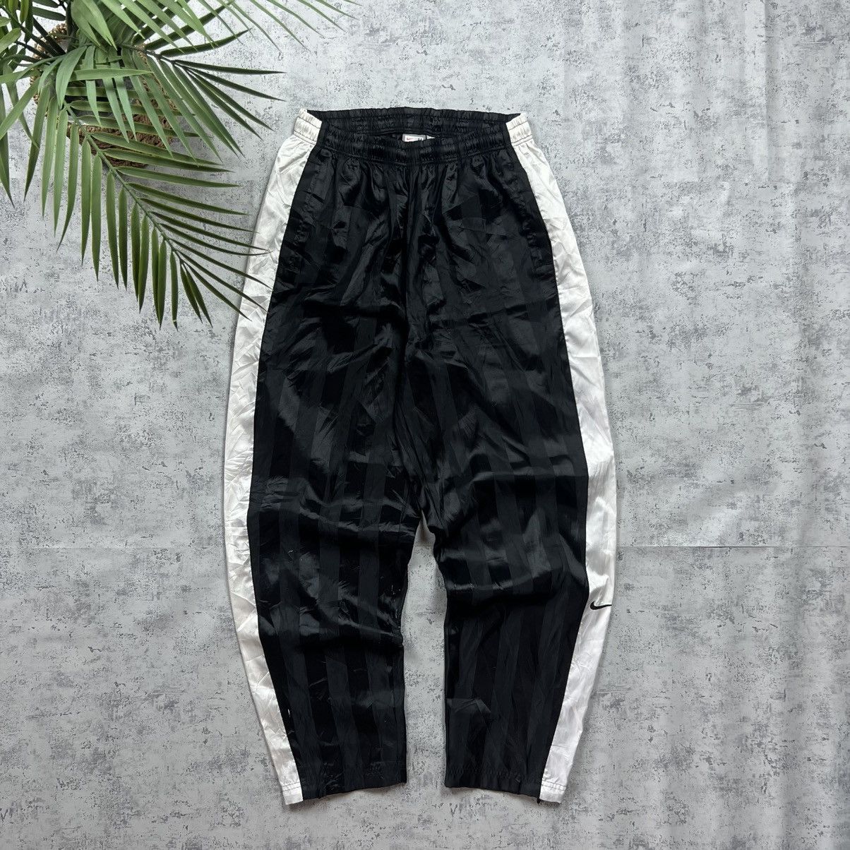 Nike 00s NIKE SWOOSH VINTAGE Y2K GORPCORE PARACHUTE RETRO PANTS Size US 32 / EU 48 - 2 Thumbnail