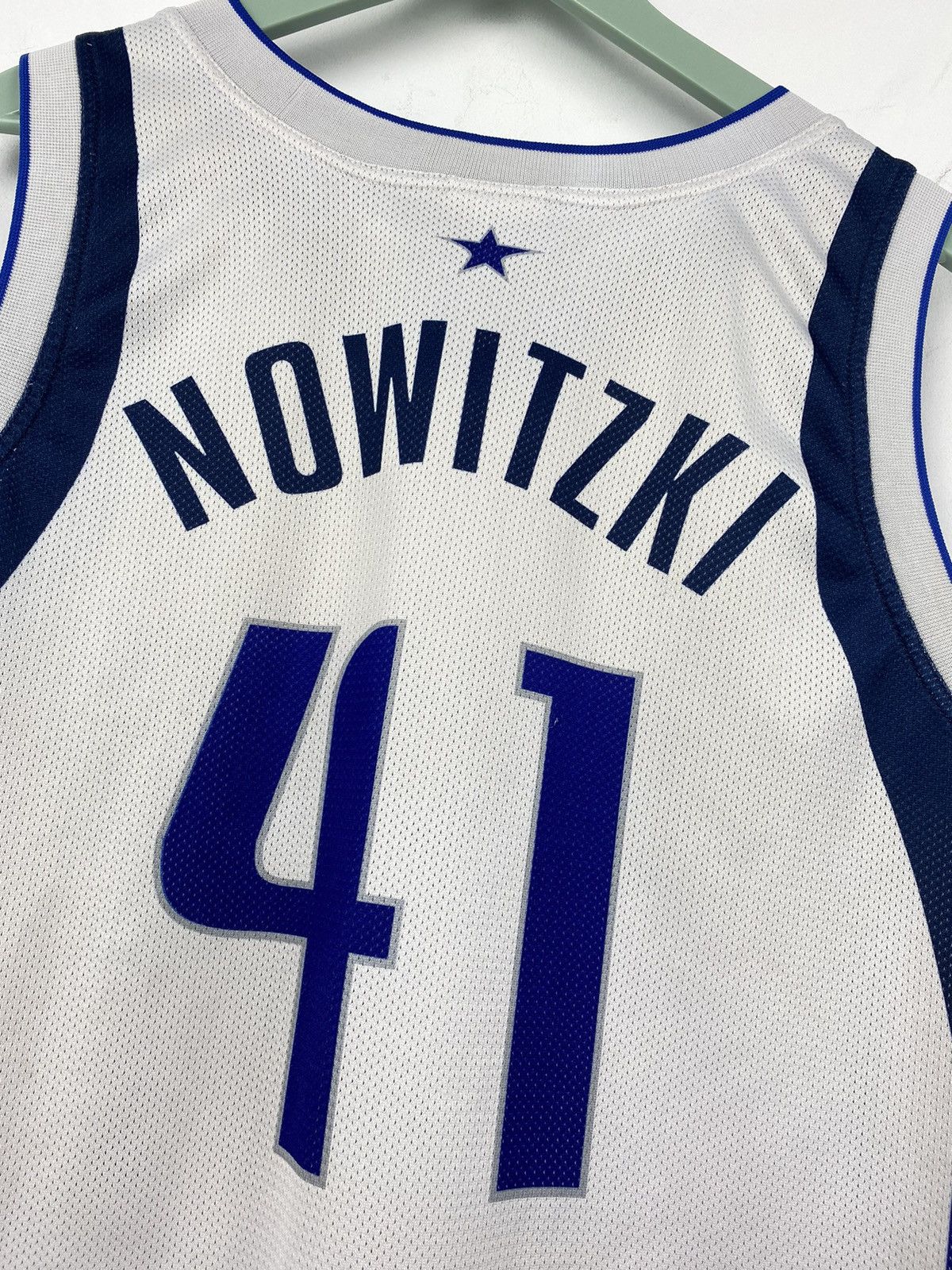 Champion Vintage Dirk Nowitzki Dallas Mawericks Champion Jersey Bulls Size US L / EU 52-54 / 3 - 13 Thumbnail