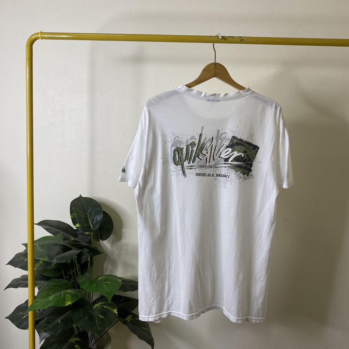 Quiksilver Vintage Y2K Quiksilver Honolulu Hawaii Surf Style T Shirt Size US L / EU 52-54 / 3 - 1 Thumbnail