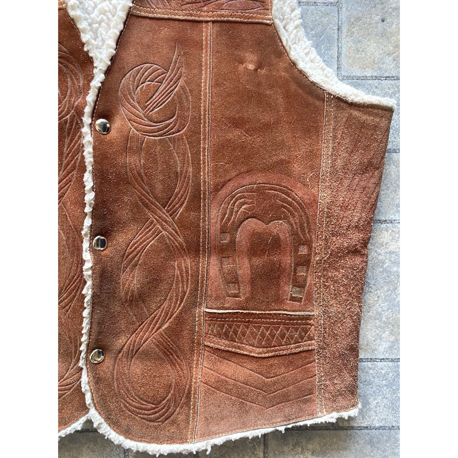 Vintage Hecho En Mexico Pile Genuine Leather Tooled Vest 44 Brown Horseshoe Cactus Bull Mens Vest Brown Size US S / EU 44-46 / 1 - 5 Thumbnail