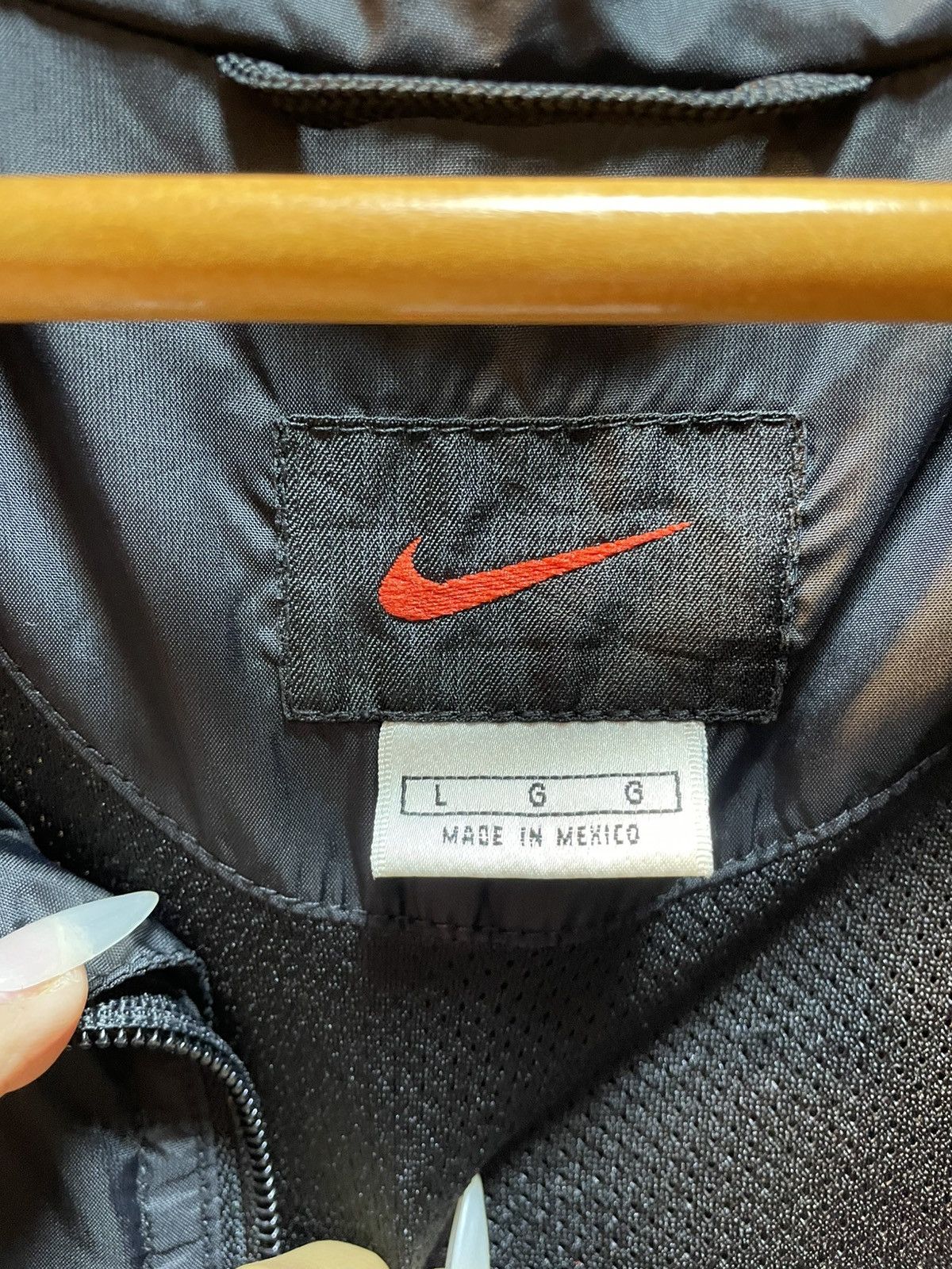 Nike Vintage Nike Windbreaker Jacket Size US L / EU 52-54 / 3 - 5 Thumbnail