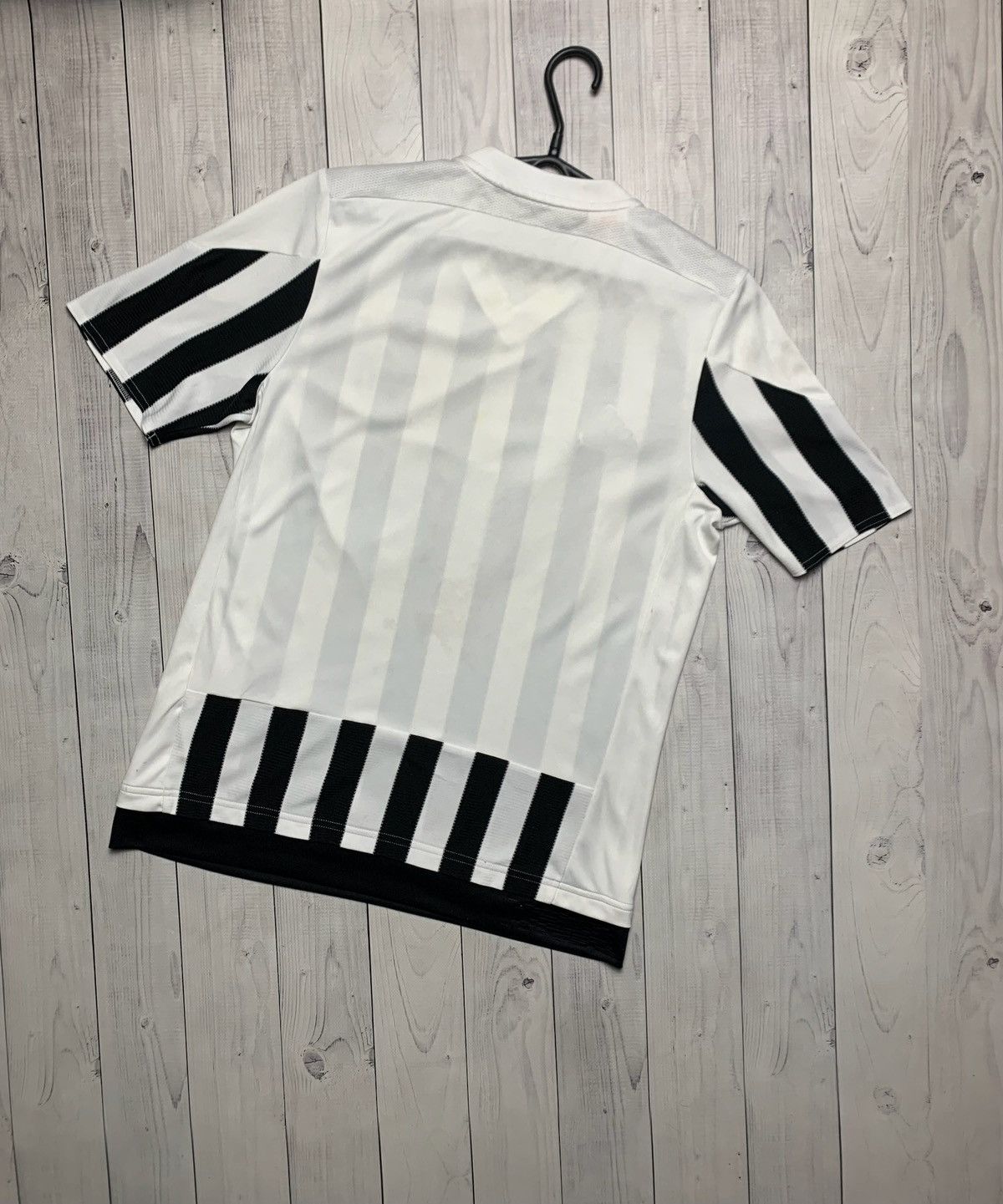 Adidas × Vintage Vintage adidas Juventus soccer jersey striped size S Size US S / EU 44-46 / 1 - 7 Thumbnail