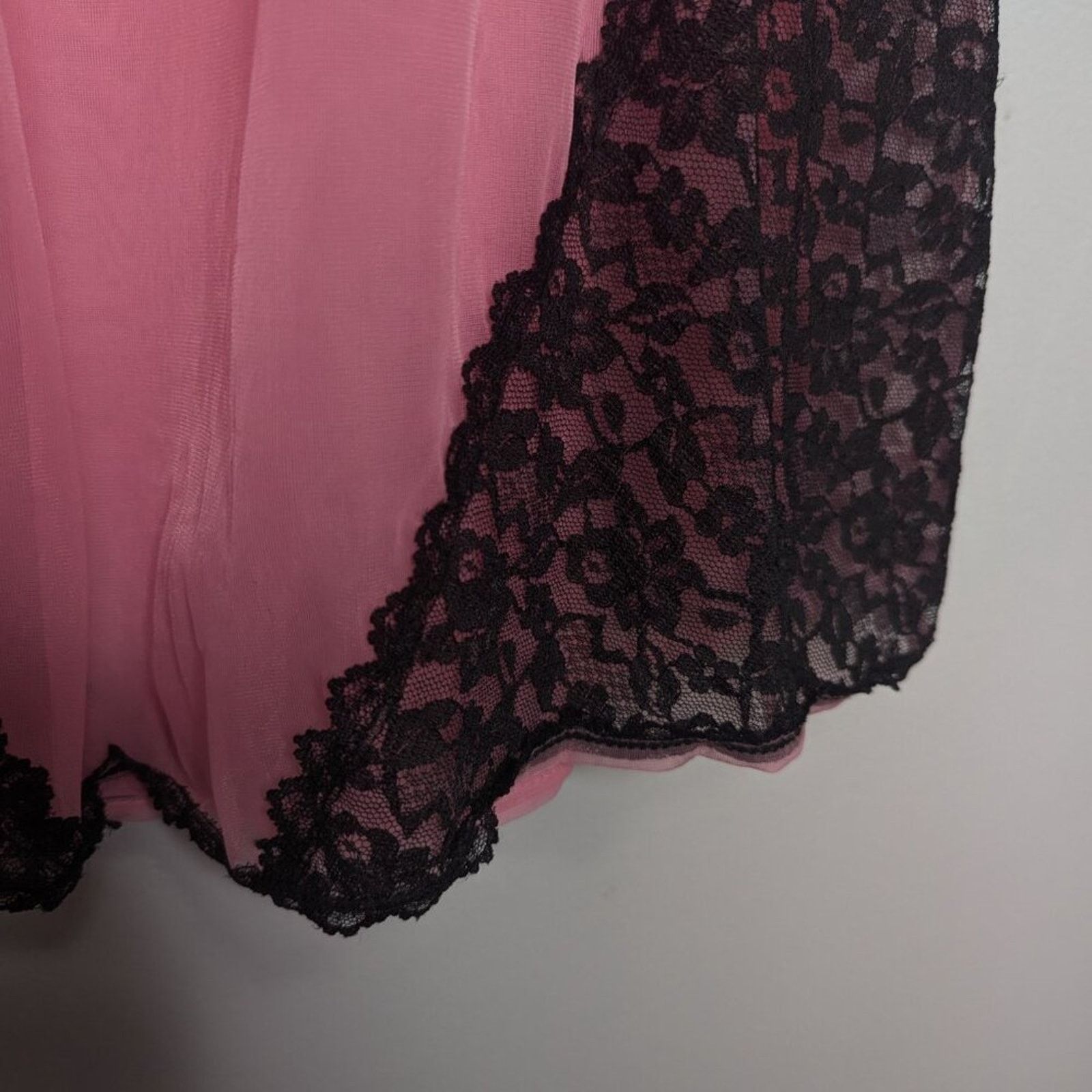 Vintage Vintage 60s Bright Pink Nightgown Black Lace Trim Sleeveless Size M / US 6-8 / IT 42-44 - 6 Thumbnail