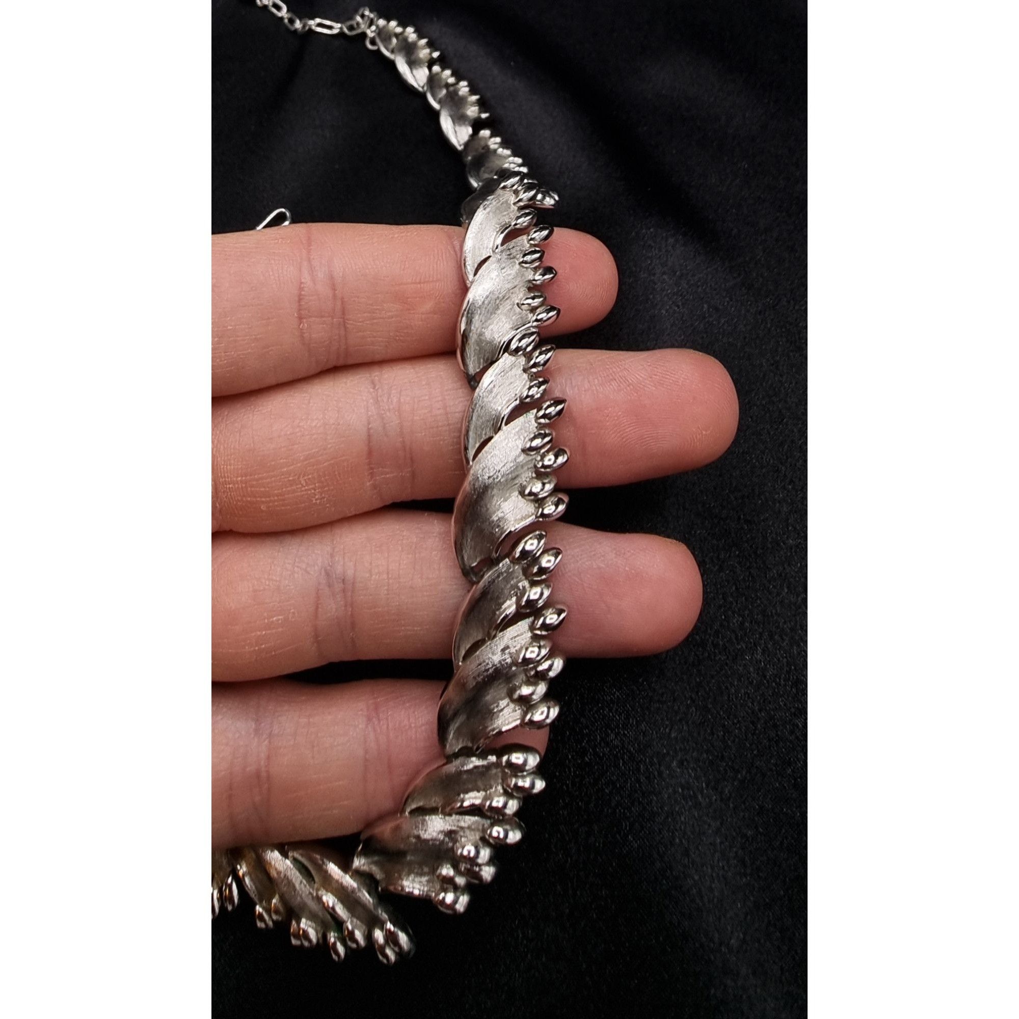 Vintage Vintage 1960's TRIFARI Signed Silver-Tone Leaf Necklace Size ONE SIZE - 5 Thumbnail