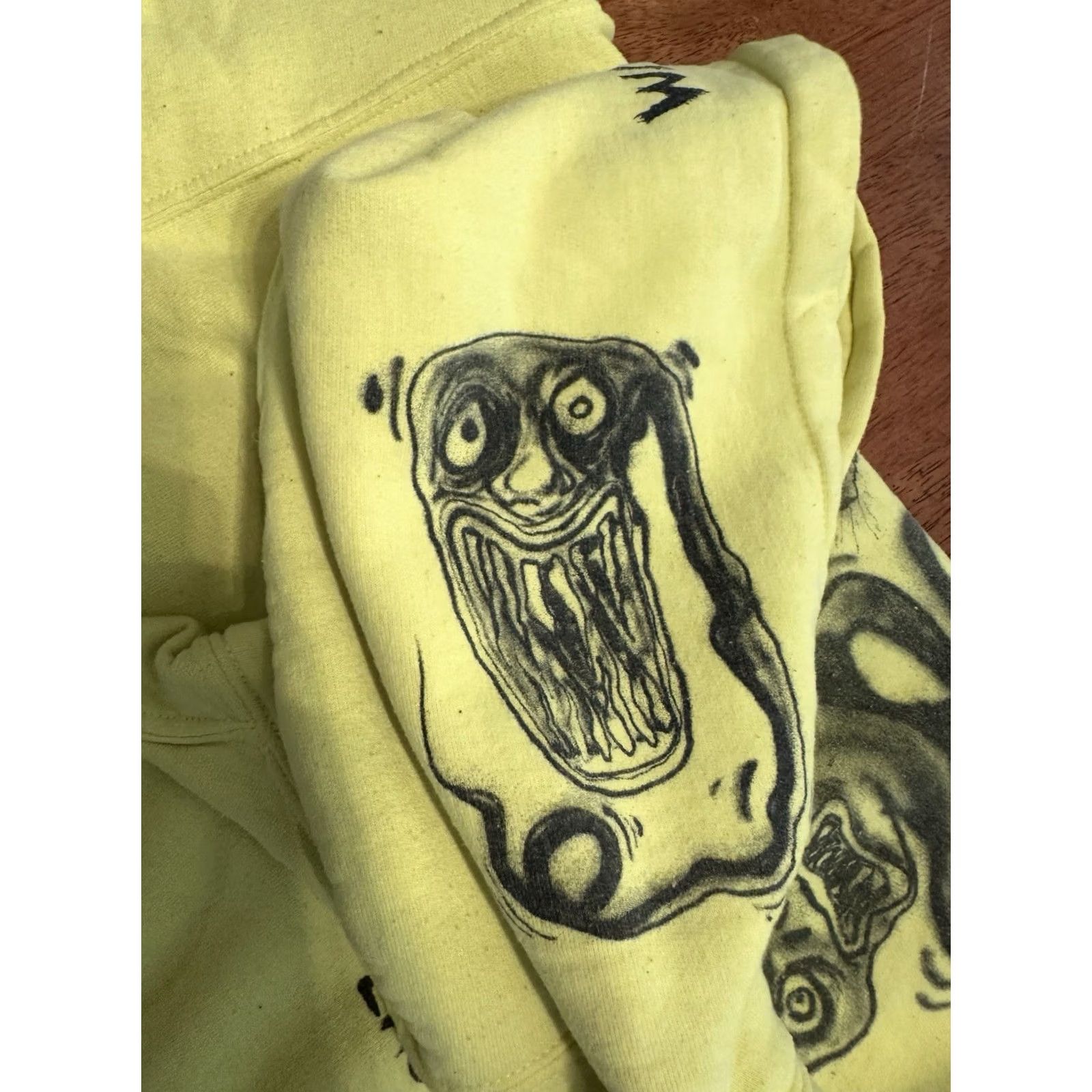 Vintage Billie Eilish Shirt Mens M Yellow World Tour Hoodie Sweatshirt Concert Graffiti Air Brush Size US M / EU 48-50 / 2 - 6 Thumbnail