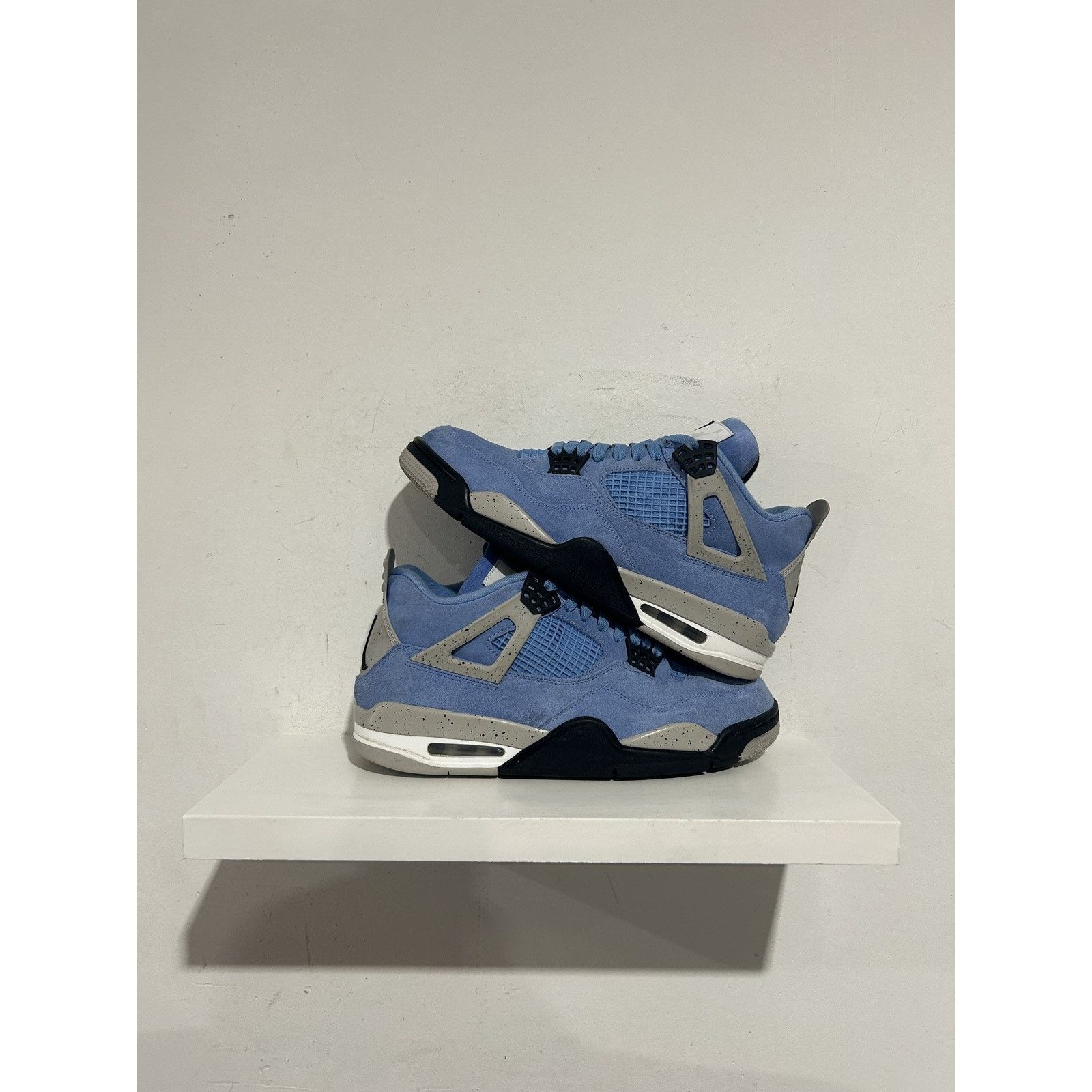 JORDAN 4 RETRO UNIVERSITY BLUE SIZE 10 PREOWNED