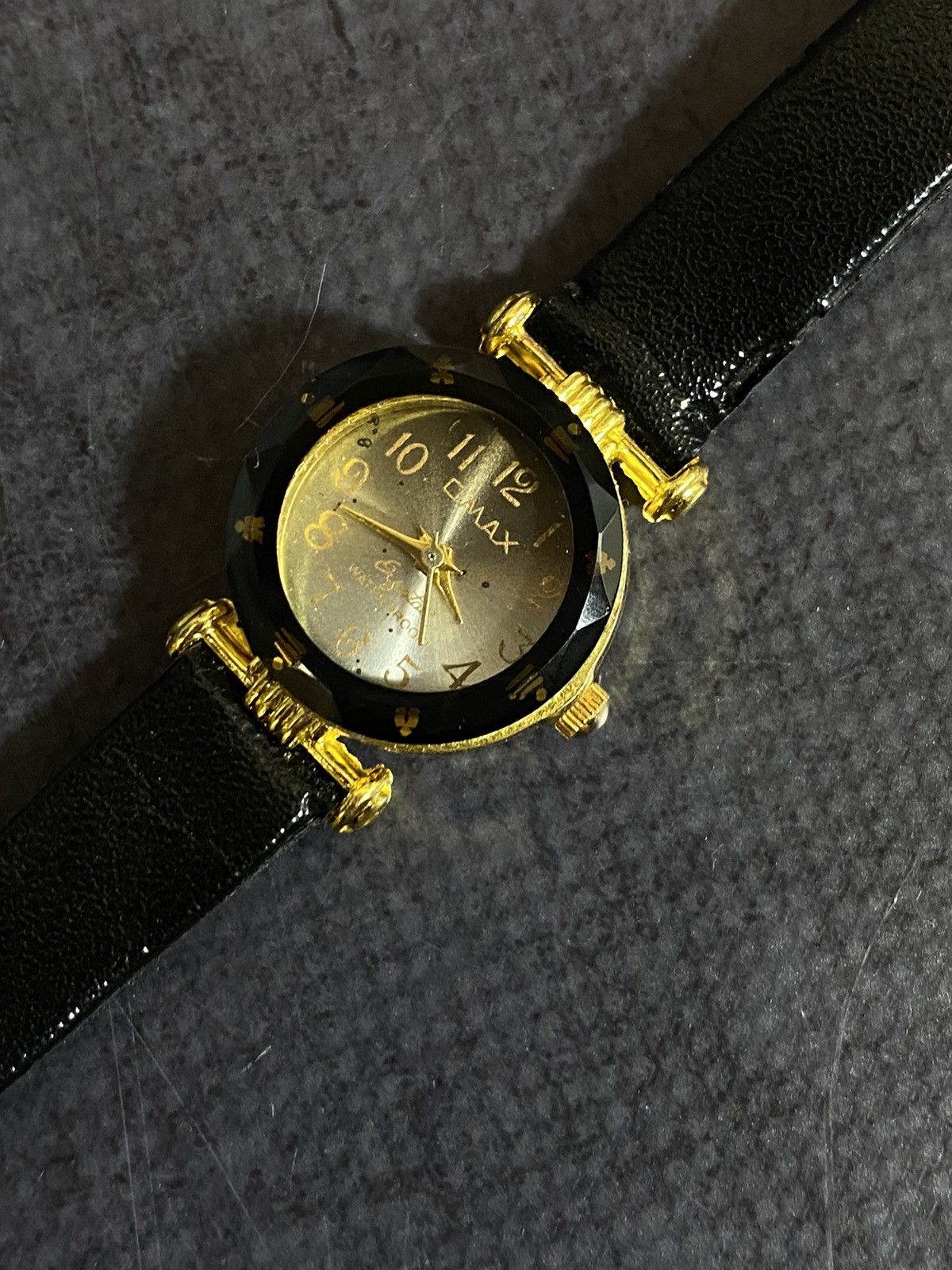 Jewelry Classic Light Dial Watch with Gold Accents Japanese Brand Size ONE SIZE - 3 Thumbnail