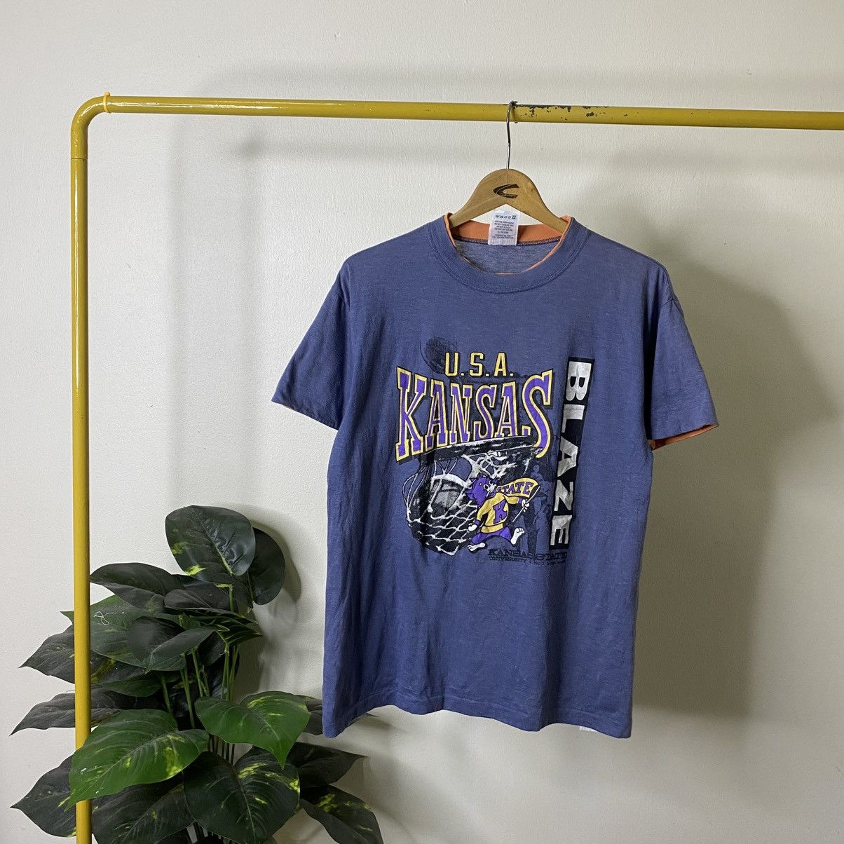 Vintage 1992 Kansas State University Blaze Basketball NCAA T Shirt Size US L / EU 52-54 / 3 - 1 Thumbnail
