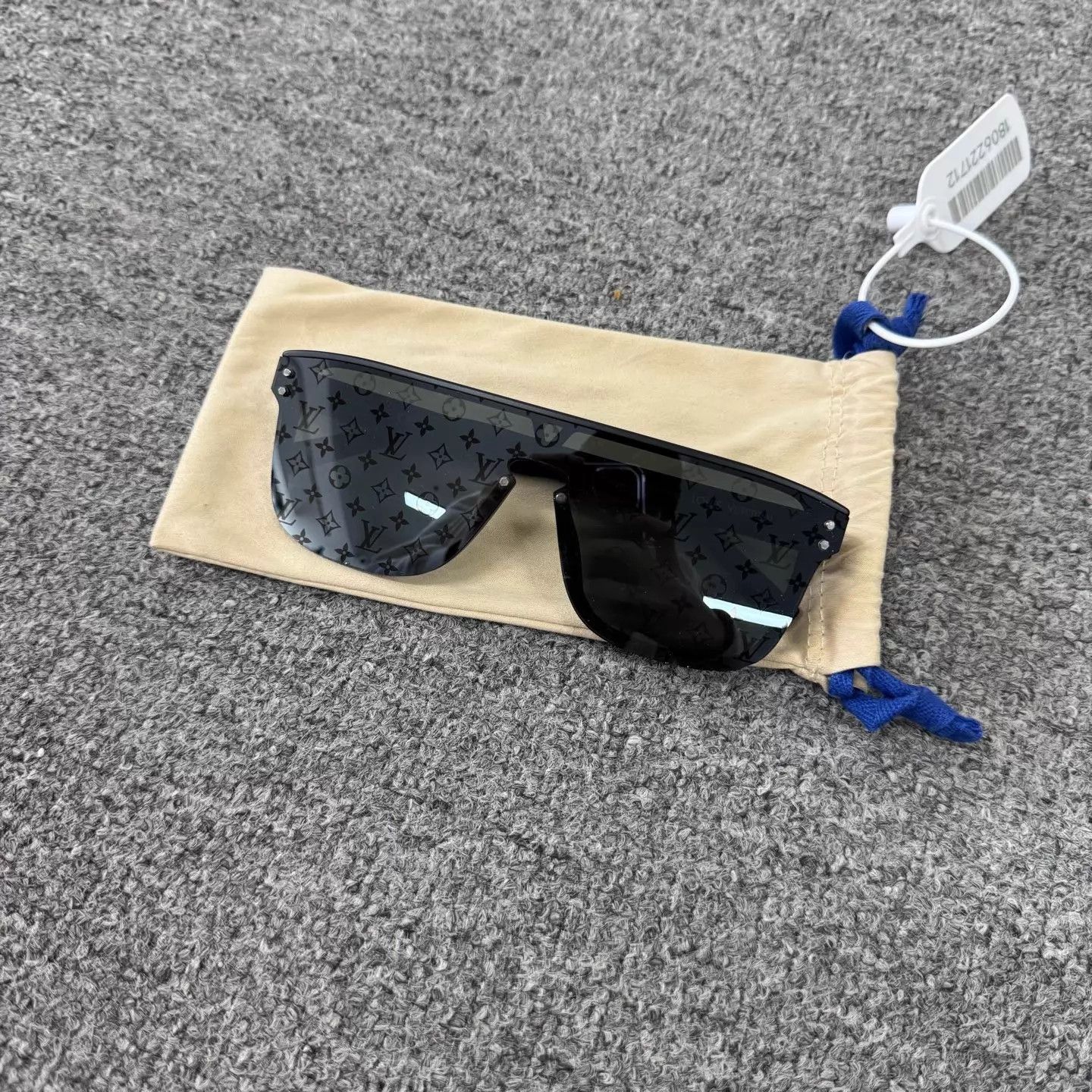 Louis Vuitton LV Monogram 99 new black frame one-piece sunglasses Size ONE SIZE - 1 Thumbnail