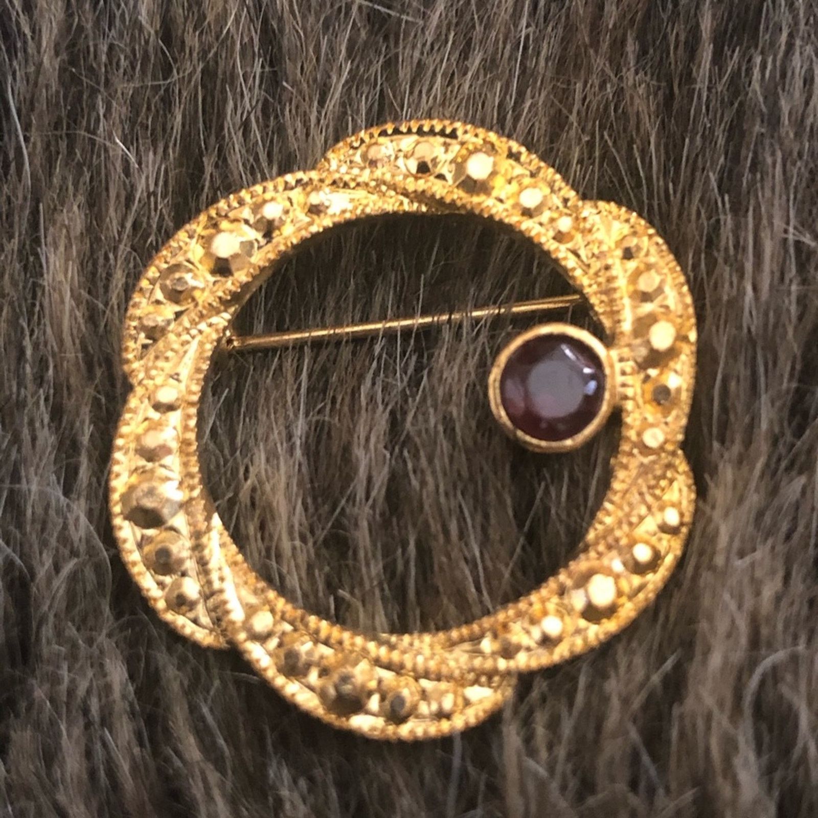 Vintage Vintage 80s Avon gold marcasite garnet stone brooch pin Size ONE SIZE - 1 Thumbnail