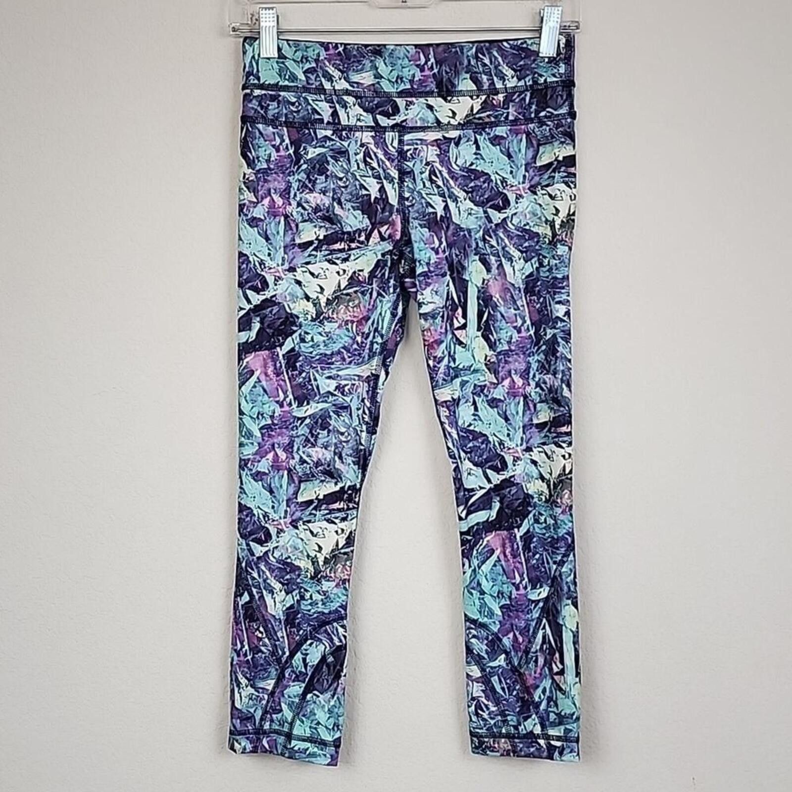Lululemon Lululemon Size 4 Multicolor Blue Crop Leggings Size 27" / US 4 / IT 40 - 1 Thumbnail