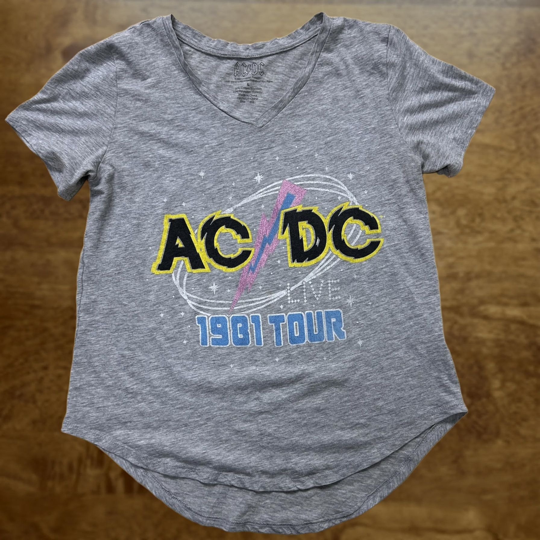 Olive AC/DC Shirt Womens Large Gray Live 1981 Tour V Neck Tee T-Shirt Shirt Women Casual Rock Music Band Budget-friendly Size L / US 10 / IT 46 - 1 Thumbnail