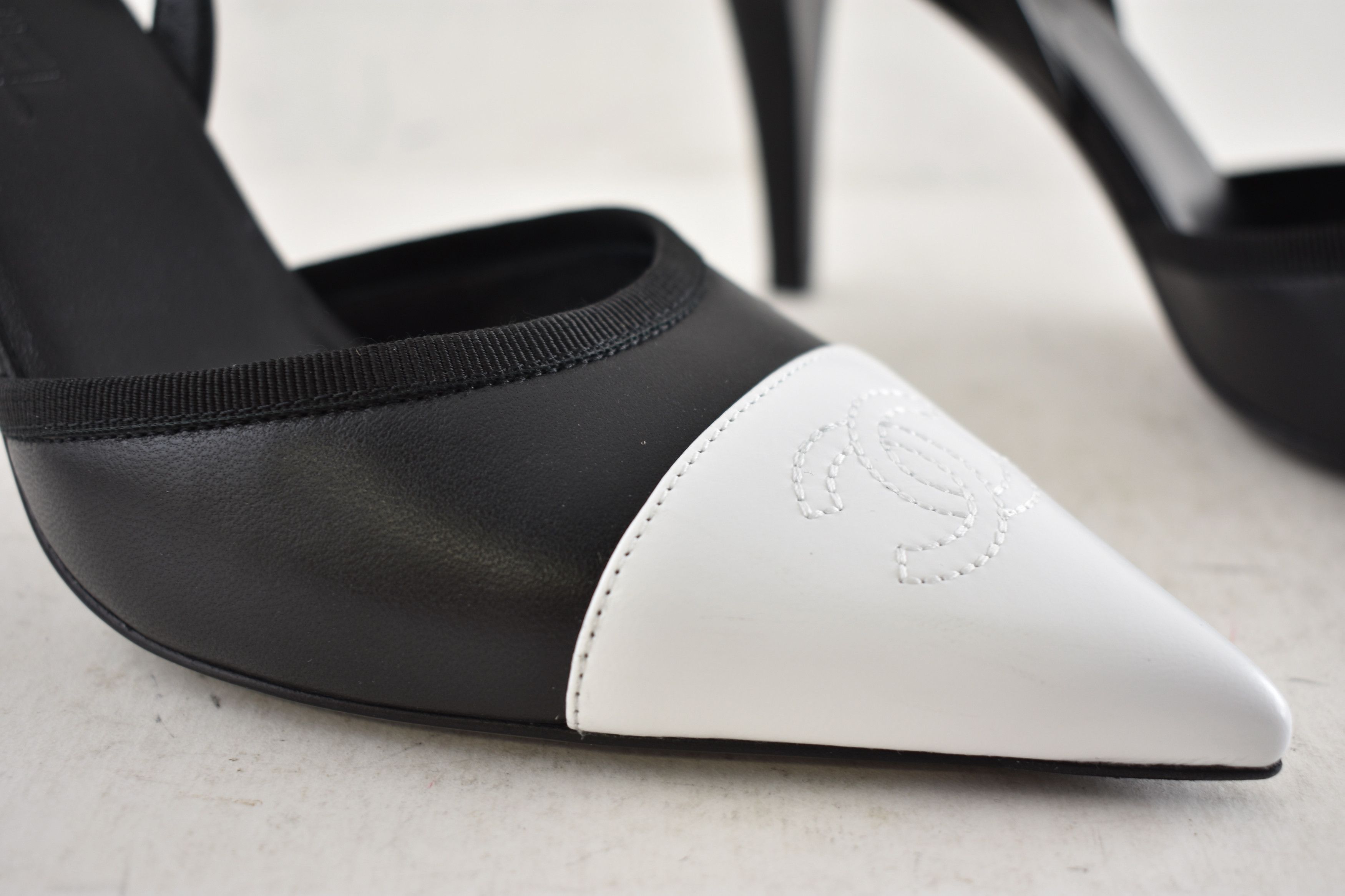 Chanel 26P White CC Logo Pointed Toe Slingback Mule Heel Pump 39.5 Size US 9.5 / IT 39.5 - 6 Thumbnail