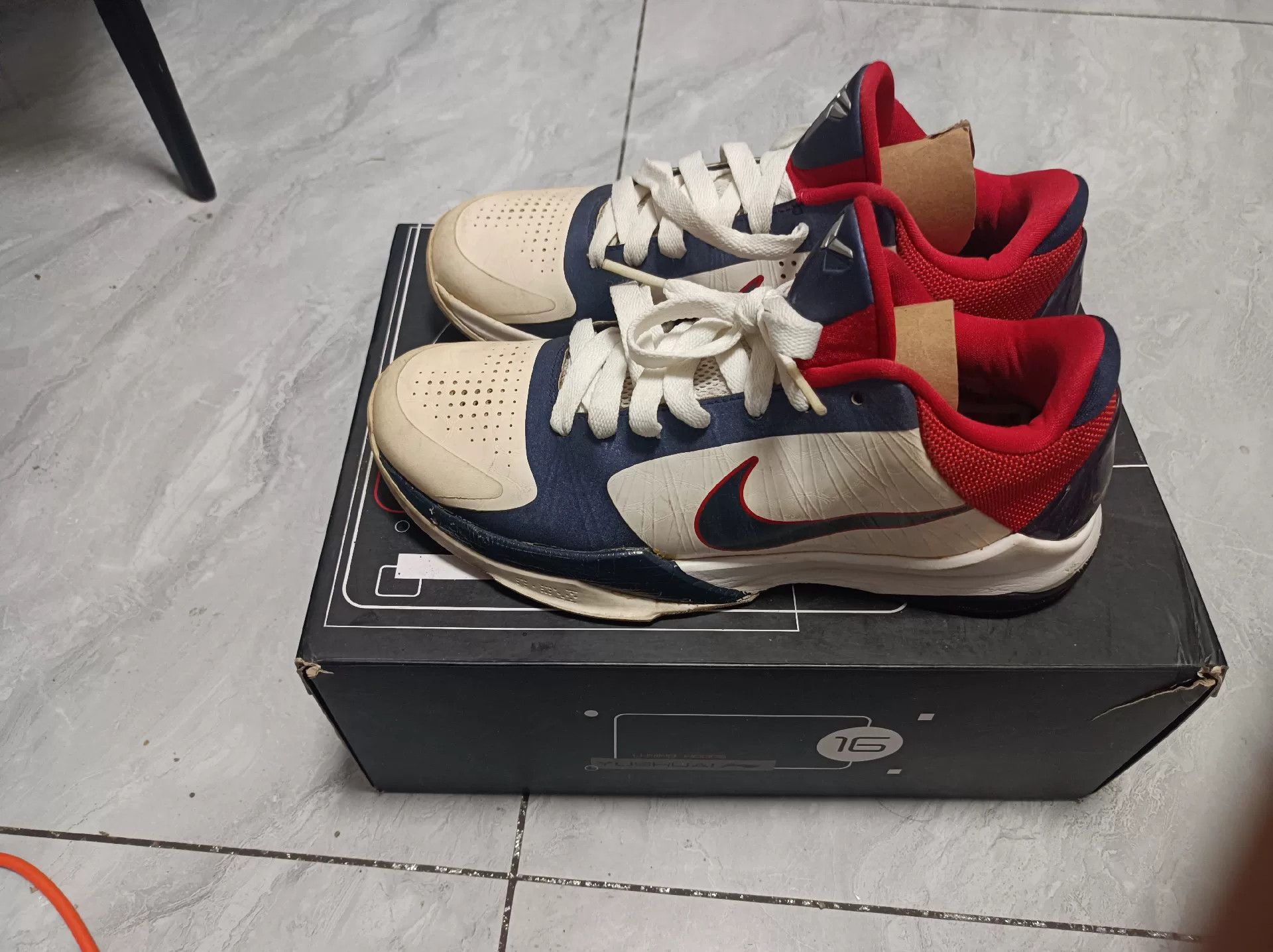 Nike Nike KOBE Lowtop Sneakers 7.5 Men Size US 7.5 / EU 40-41 - 1 Thumbnail