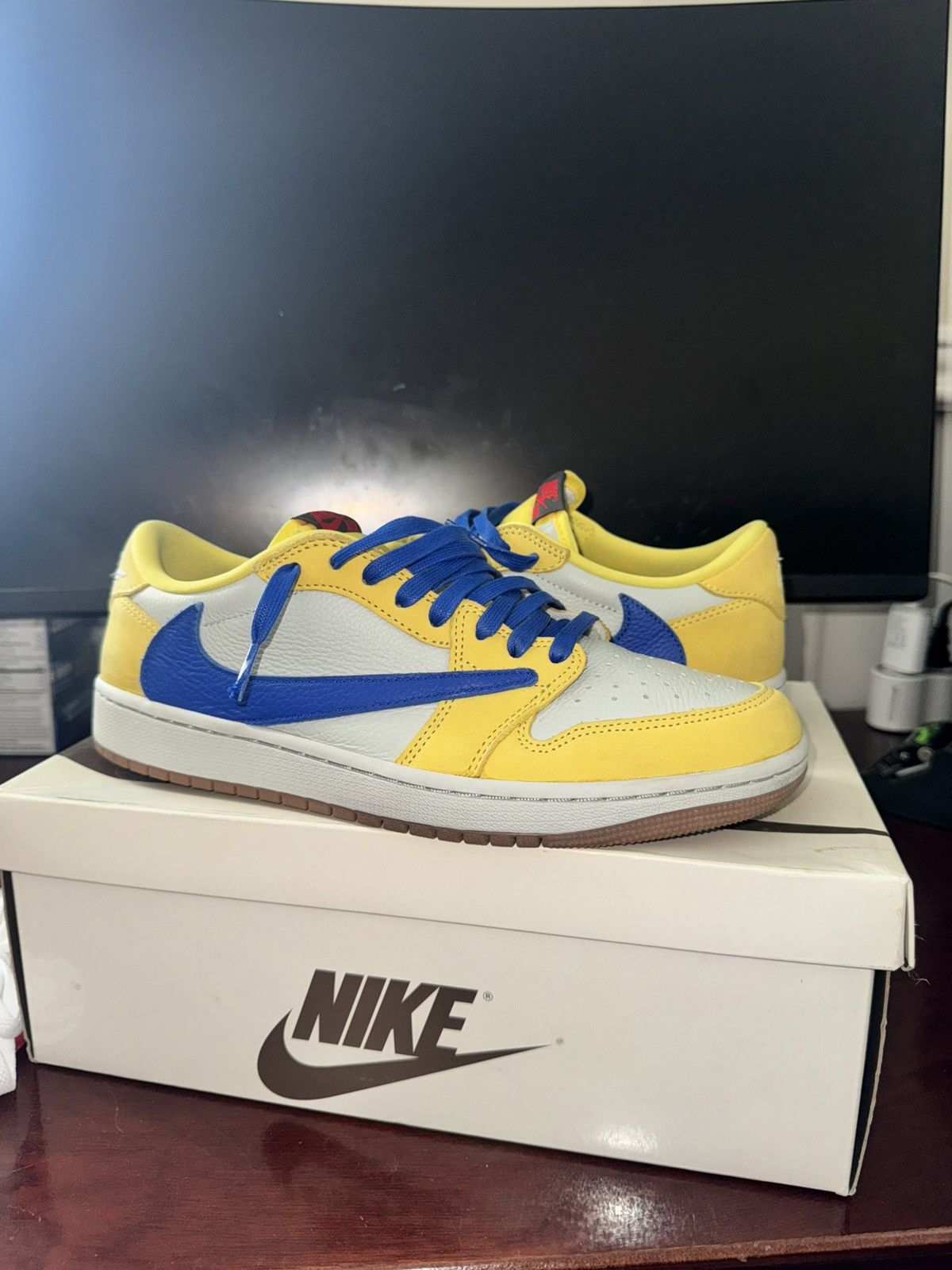 Jordan 1 Retro LOW OG SP Travis Scott Canary Men display picture 2