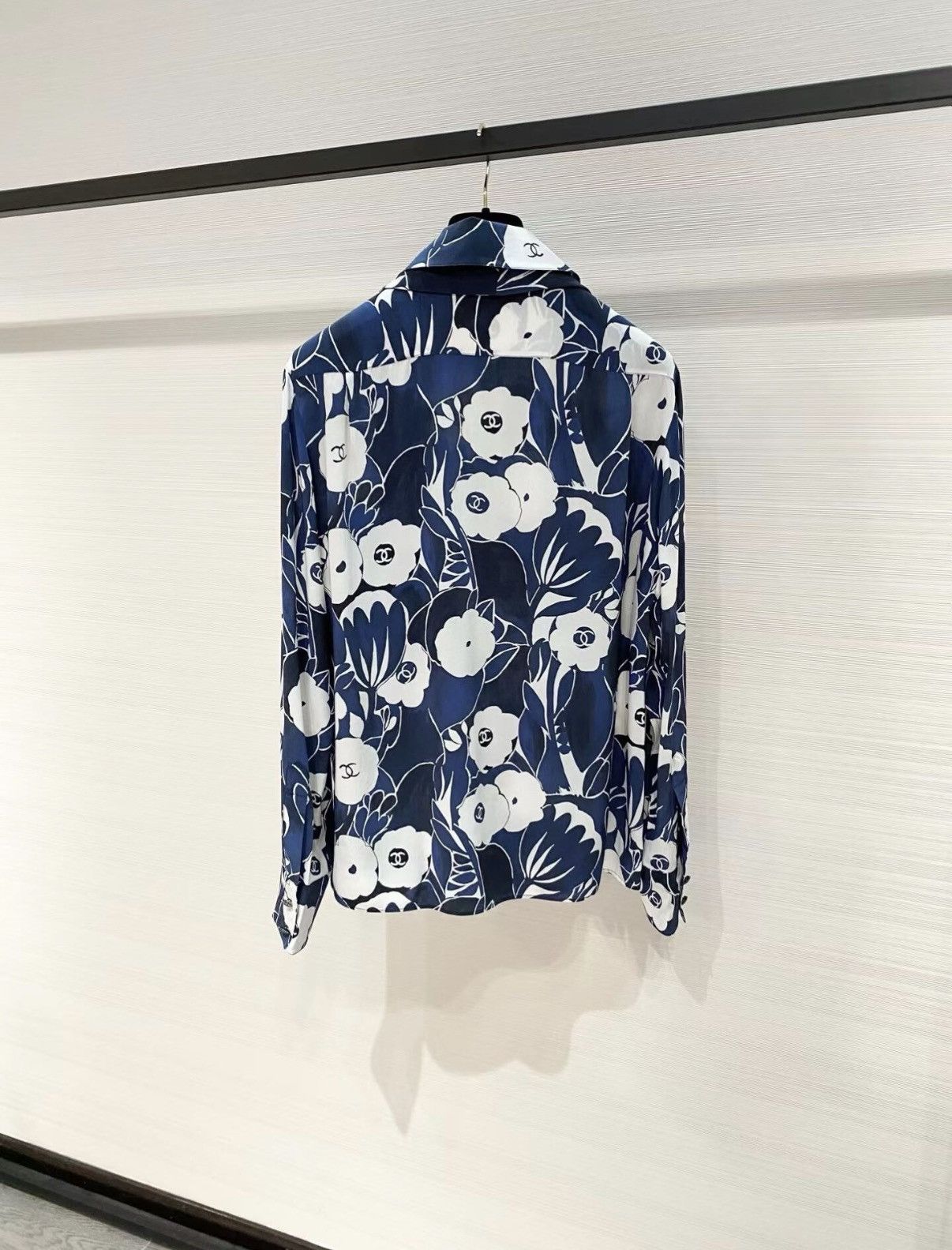 Chanel Chanel Printed Silk Blouse with Tie Straps J33 Size XXS / US 00 / IT 34 - 2 Thumbnail