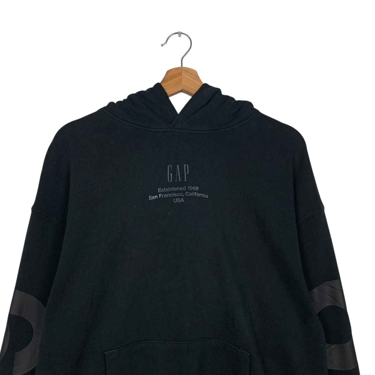 Gap GAP Center Logo Pullover Black Hoodies Sweatshirt #1789-C79 Size US S / EU 44-46 / 1 - 11 Thumbnail