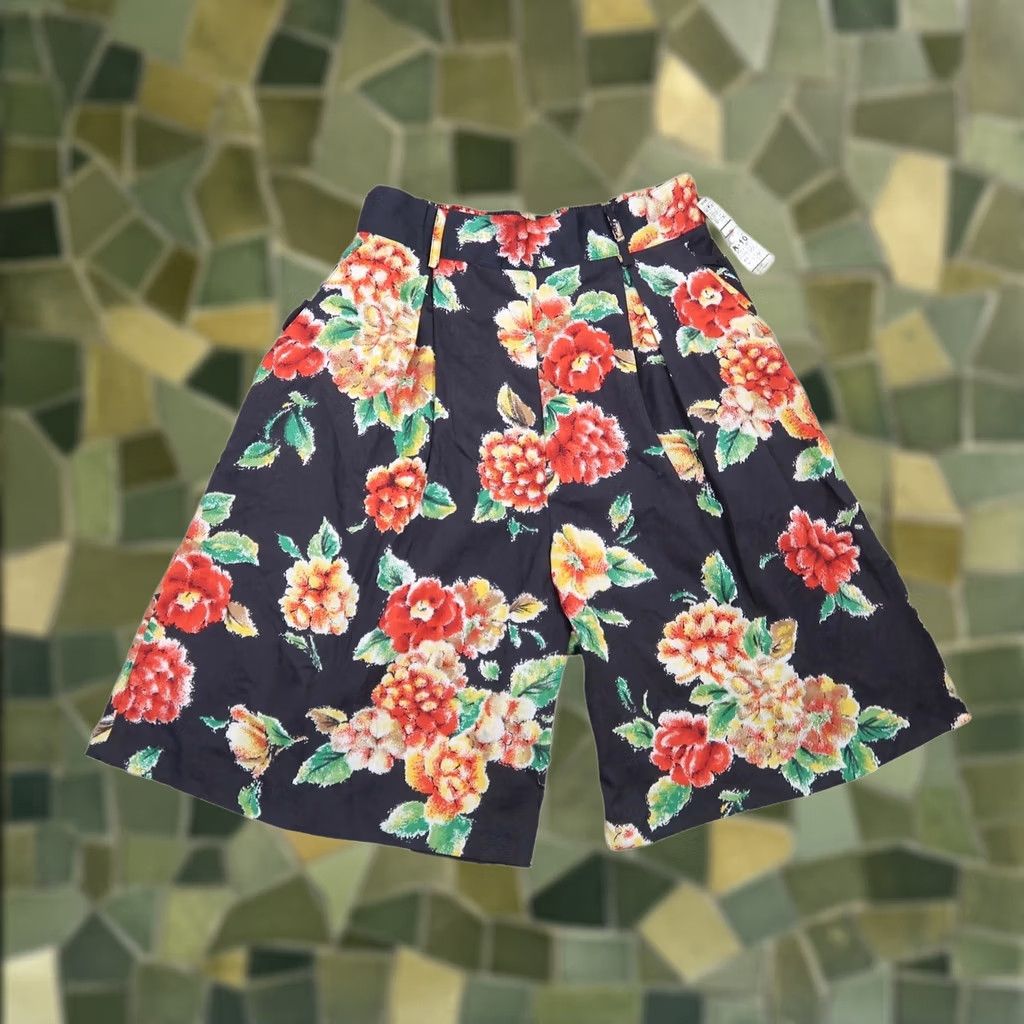 Vintage VINTAGE Nouveau black and red floral high rise Bermuda shorts M Womens Non-Specific? Size 32" / US 10 / IT 46 - 1 Thumbnail