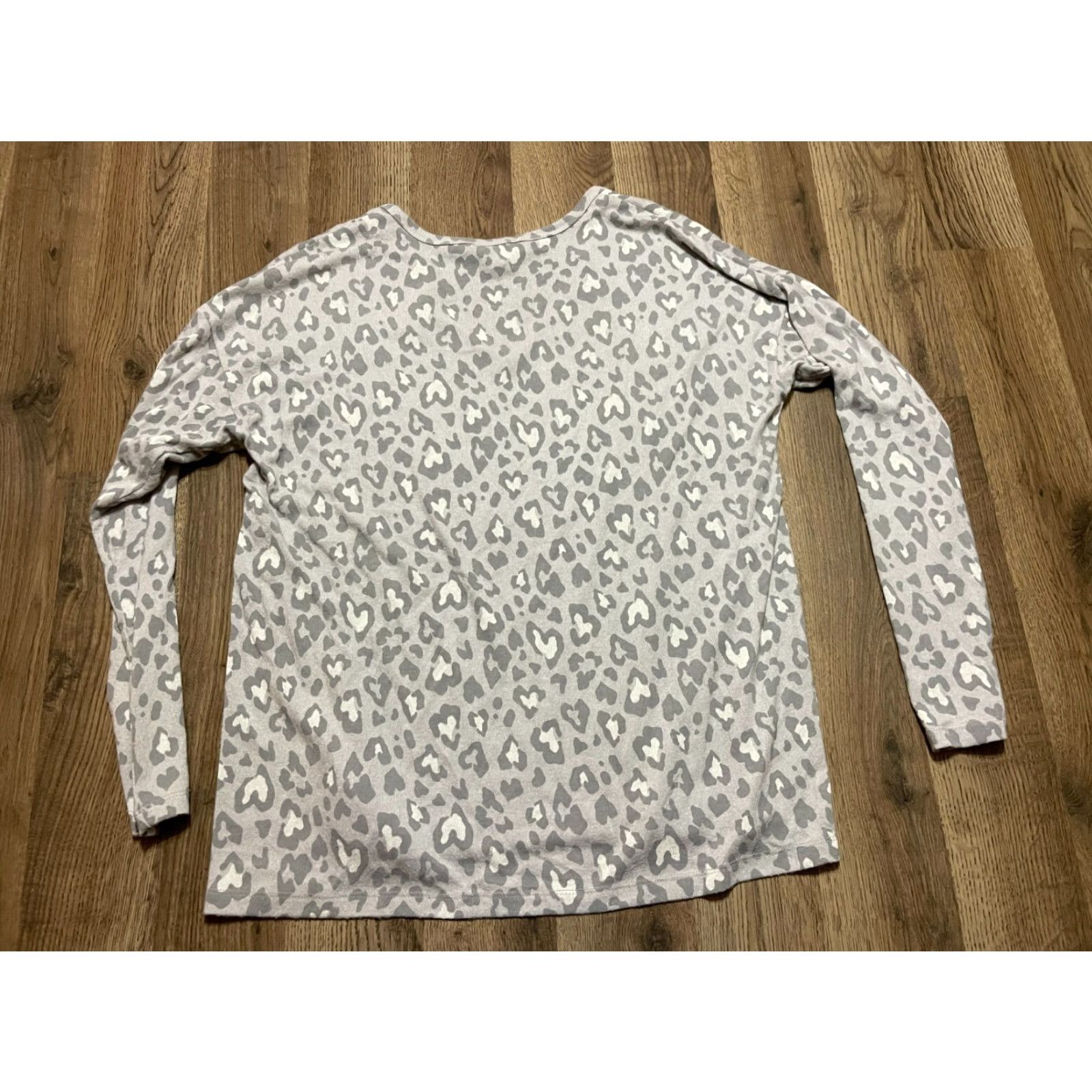 Lucky Brand Lucky Brand Shirt Women's Small Gray Hearts V-Neck Long Sleeve Shirt Womens Small Gray Hearts V-Neck Long Sleeve Size S / US 4 / IT 40 - 2 Thumbnail