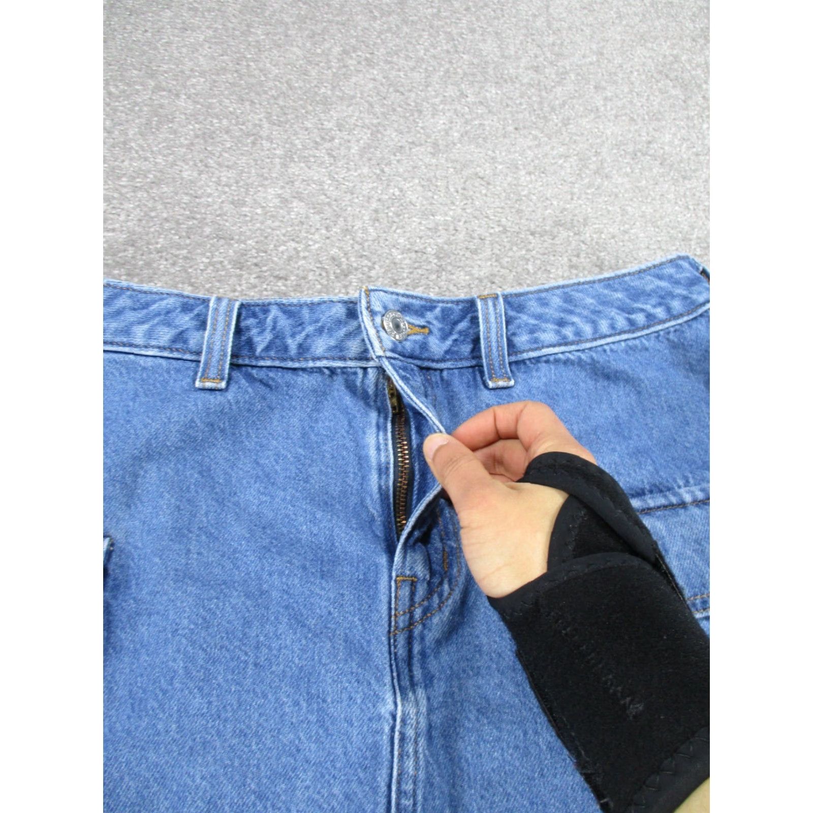 Levi's VINTAGE Levi's Cargo Skirt Womens 28 Light Wash Denim Mini Adjustable Zipper Short 90s Womens Size 28" / US 6 / IT 42 - 2 Thumbnail