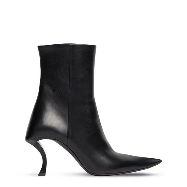 o1y0625 Leather Ankle Boots in Black