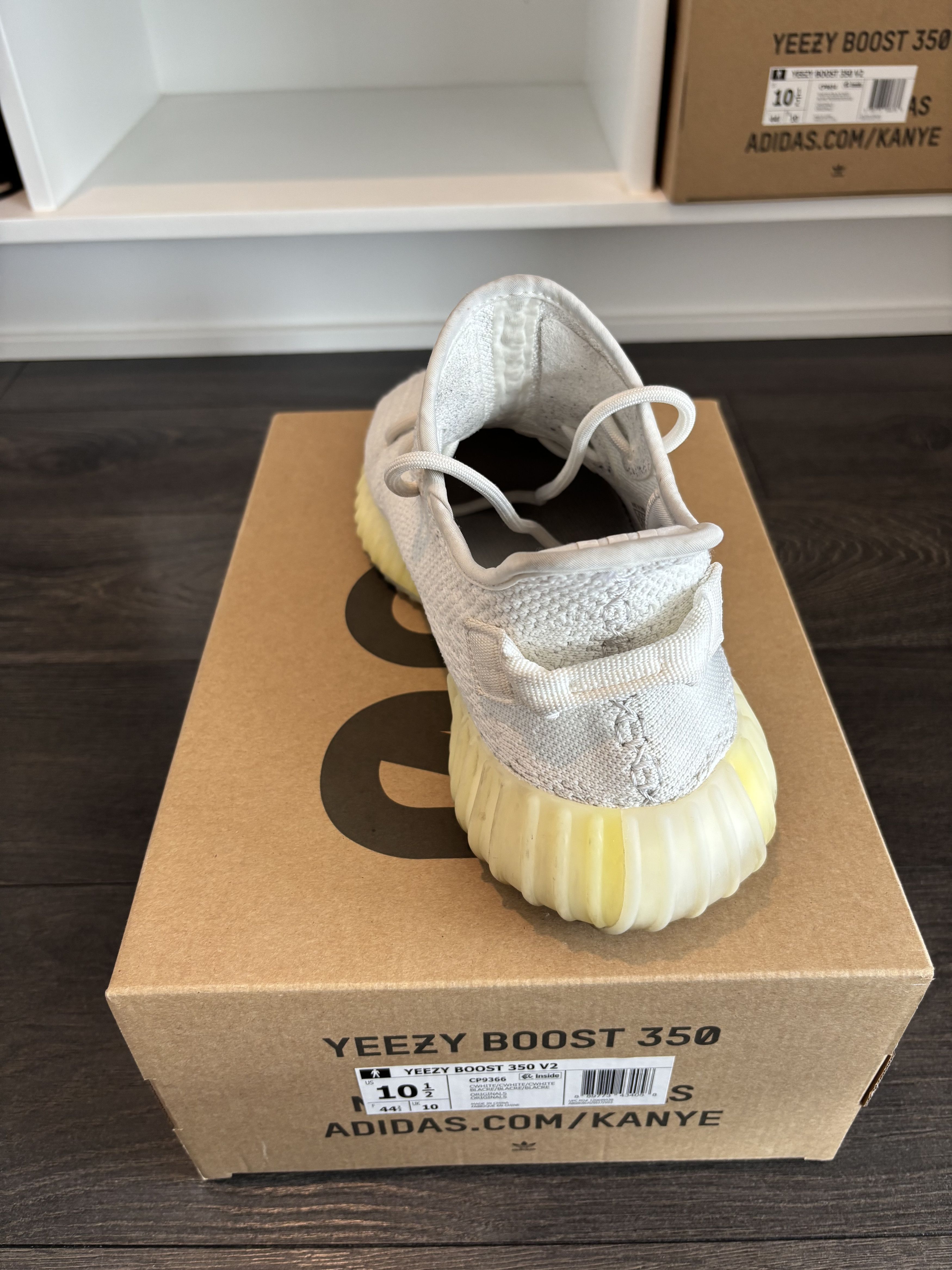 Yeezy Yeezy Boost 350 V2 Triple White Size US 10.5 / EU 43-44 - 9 Thumbnail