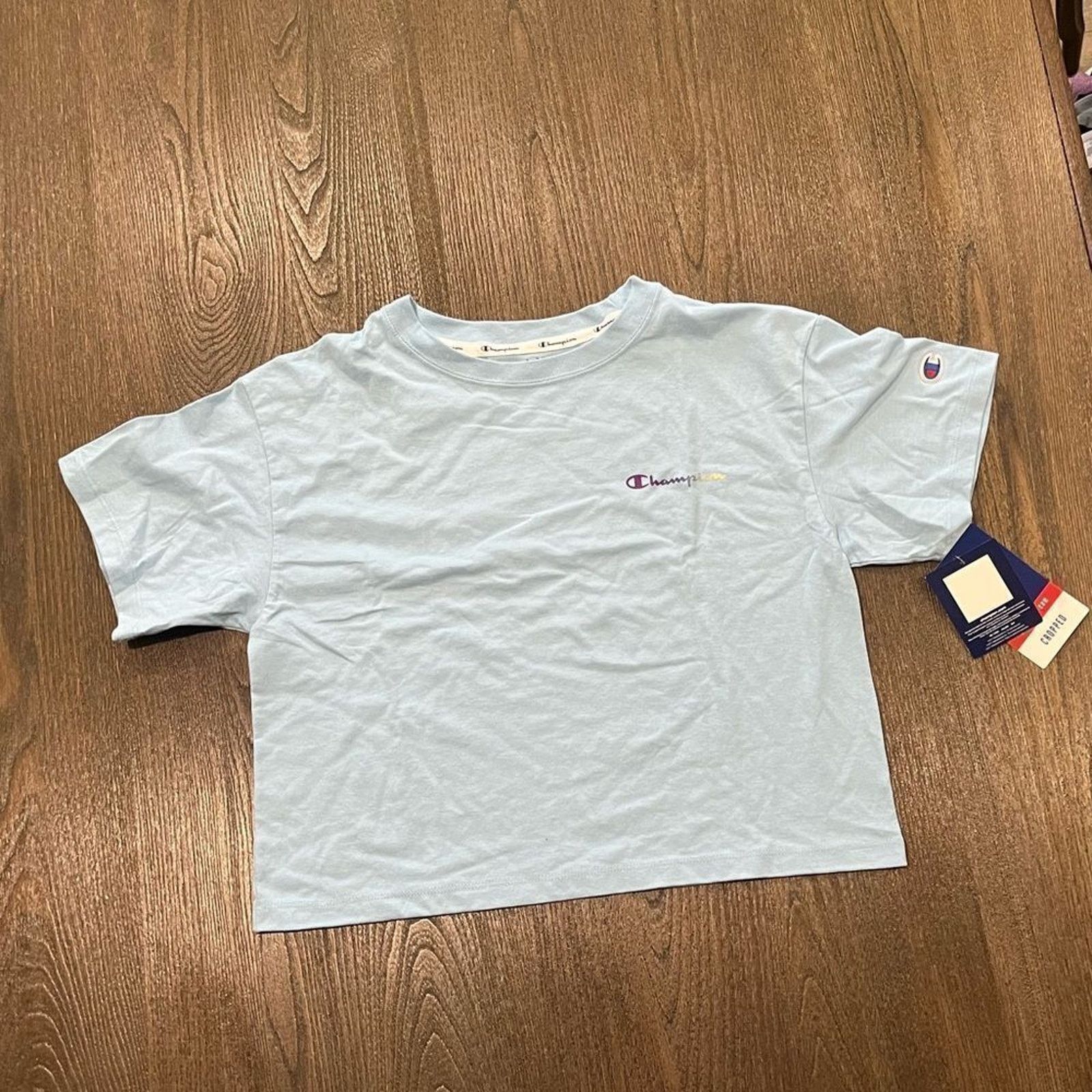Champion NWT Champion Light Blue Graphic Crop Top - Size XS Size XS / US 0-2 / IT 36-38 - 1 Thumbnail
