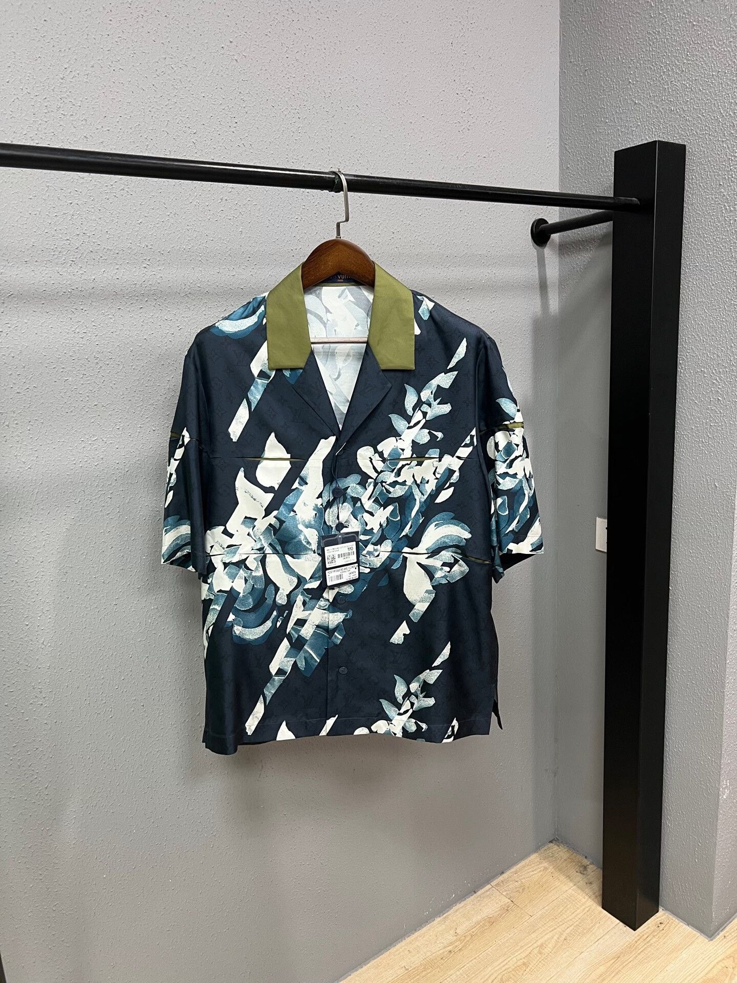 Louis Vuitton Louis Vuitton Navy Blue Floral Short Sleeve Shirt Size US M / EU 48-50 / 2 - 1 Thumbnail