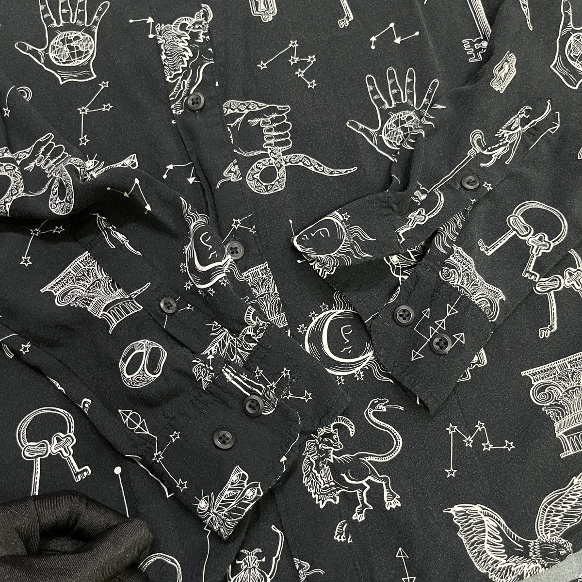 Designer × H&M H&M Goth/Arts Illustration Button Up Shirt Size US XS / EU 42 / 0 - 3 Thumbnail