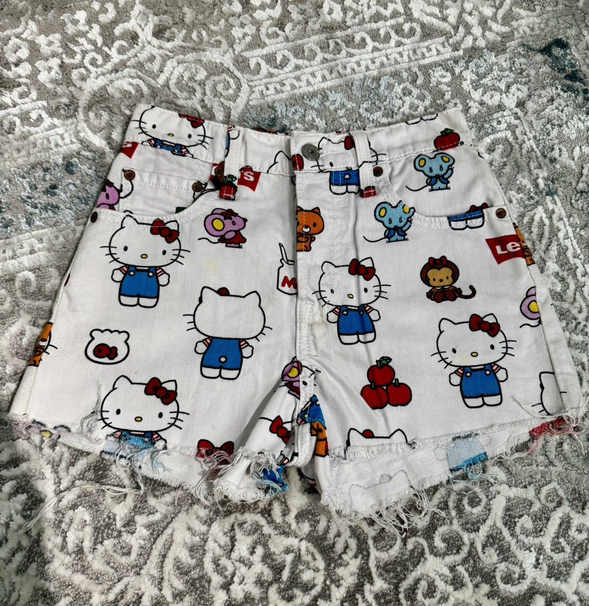Levi's “Levi’s x Sanrio Hello Kitty” Rare Denim Shorts Size 24" / US 00 / IT 34 - 1 Thumbnail