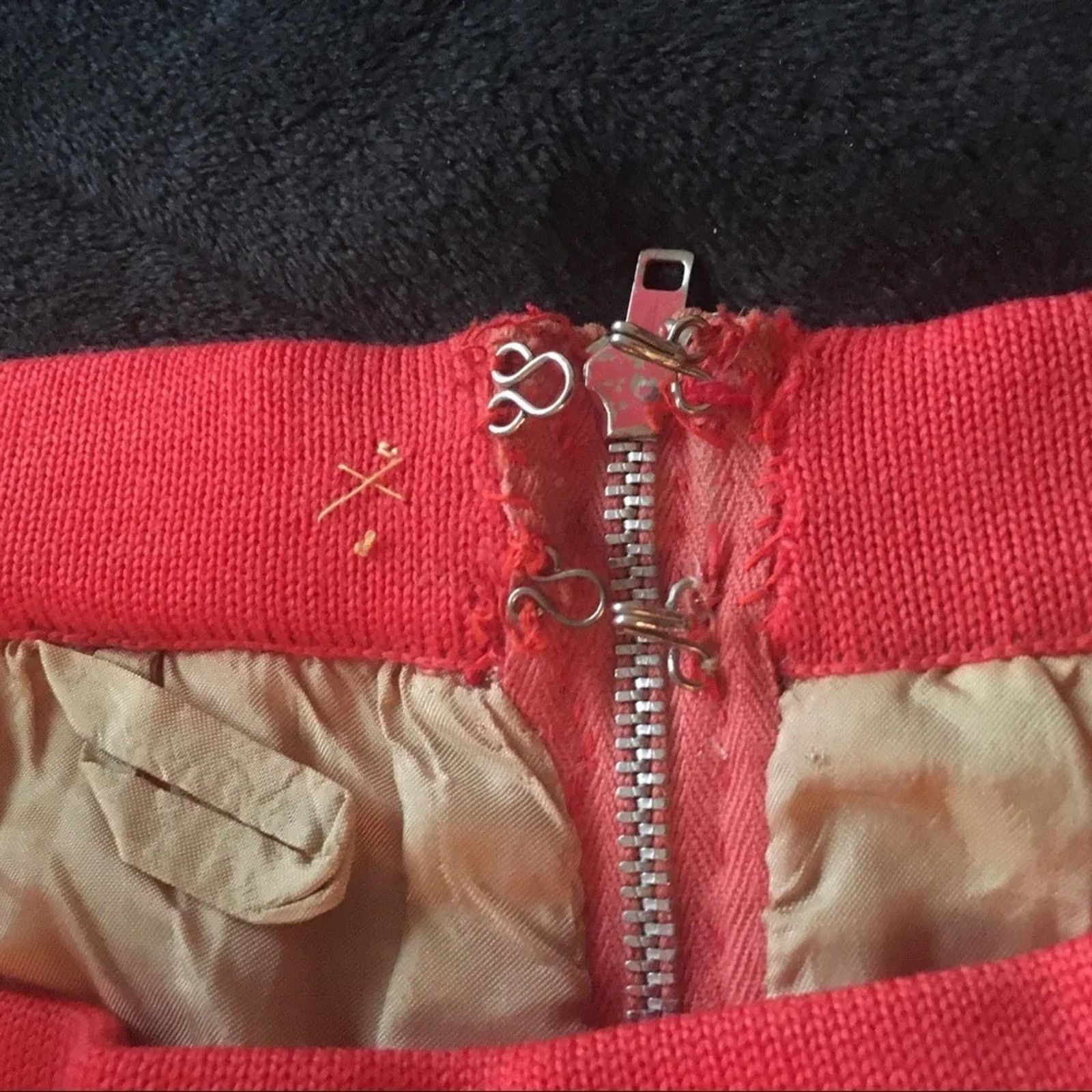 I. Magnin I. Magnin & Co vintage red 100% wool skirt Size 30" / US 8 / IT 44 - 4 Thumbnail