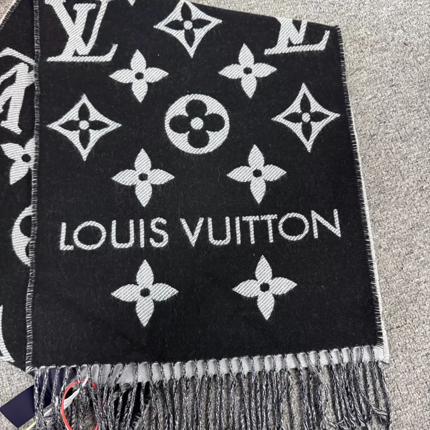 Louis Vuitton LV Monogram Tassel Scarf B&W Color Blocked 100% Wool Size ONE SIZE - 4 Thumbnail