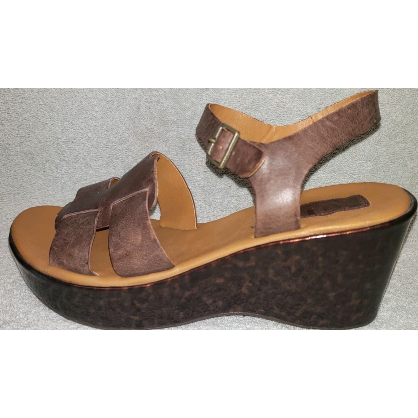 Vintage Korks Women's T-strap Wedge Sandal Leather Upper, Brown Glossy Leopard Pattern, Size 9M, Buckle, Wedge Heel, Medium Cushioning, Vintage No Size US 9 / IT 39 - 4 Thumbnail