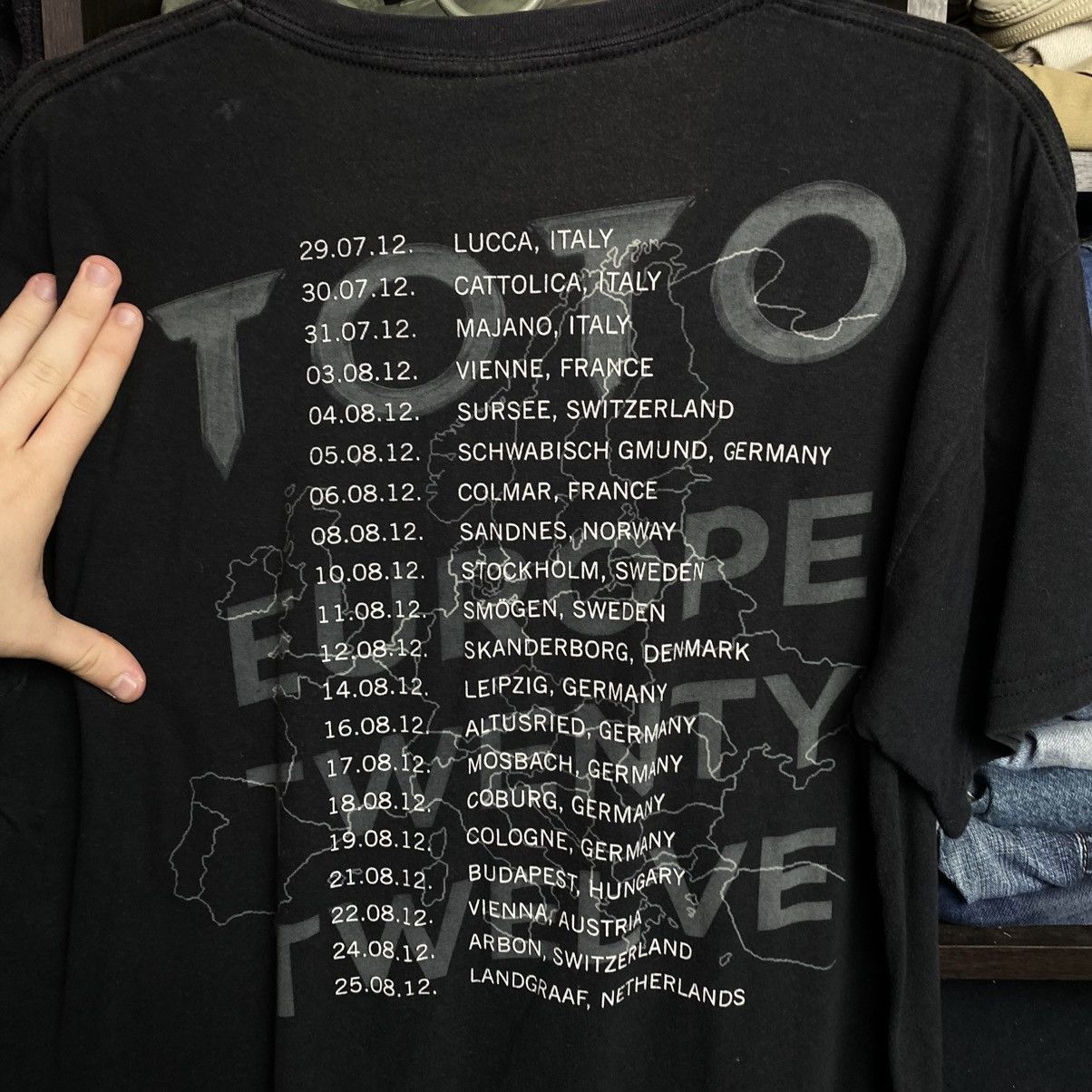 Band Tees Vintage Toto Big Graphic logo 2012 Rock band tee size L Size US L / EU 52-54 / 3 - 7 Thumbnail