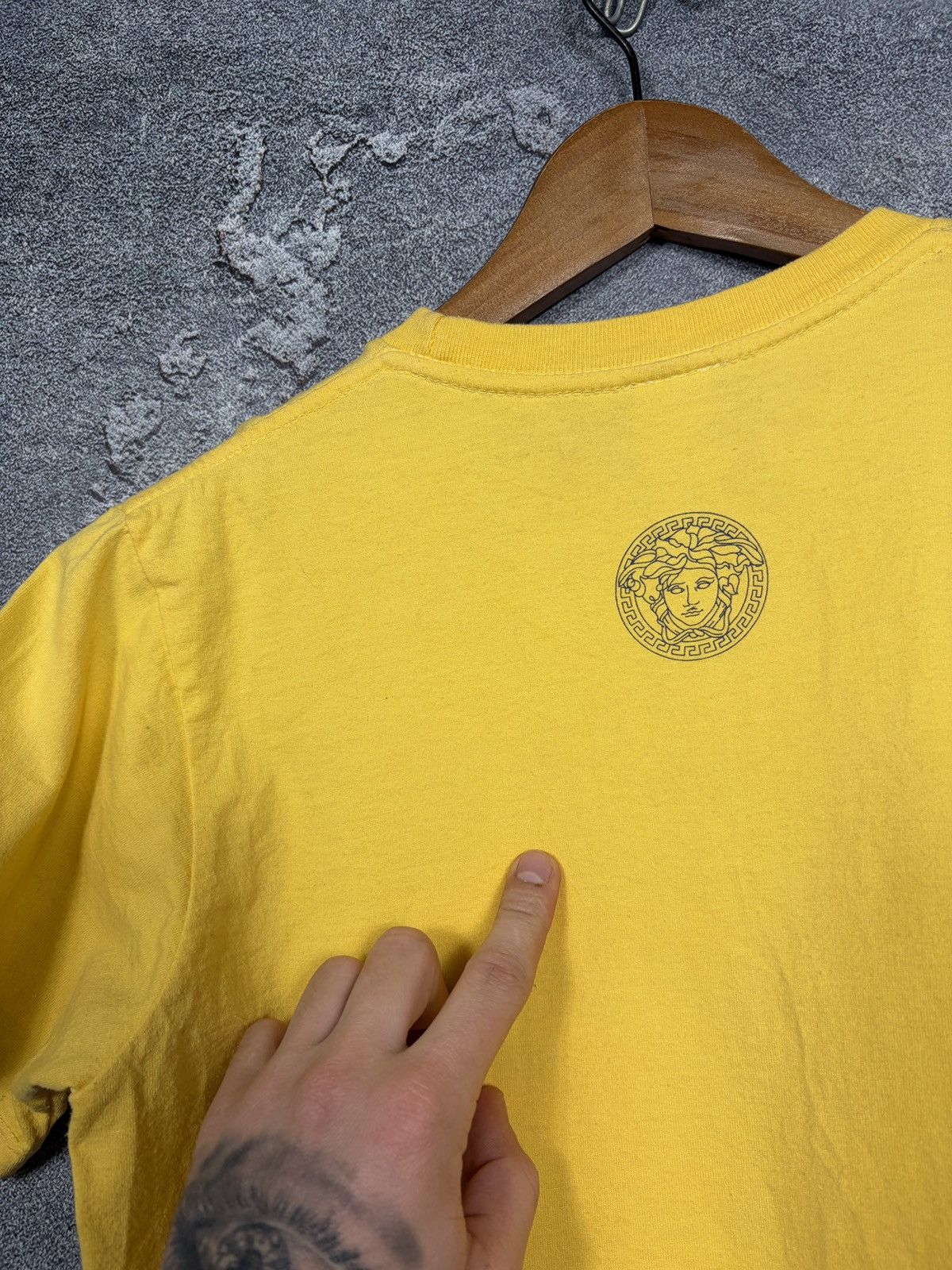 Versace Vintage Versace Medusa Big Logo T-shirt Tee Size S Size US S / EU 44-46 / 1 - 11 Thumbnail